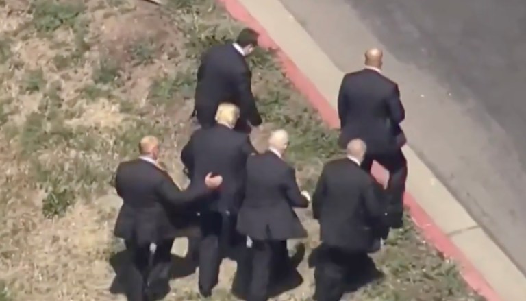 A video of the billionaire making his way into the Hyatt Regency in Burlingame, Calif., by crossing a dirt-covered highway divider was later posted to Twitter. (Screen shot)