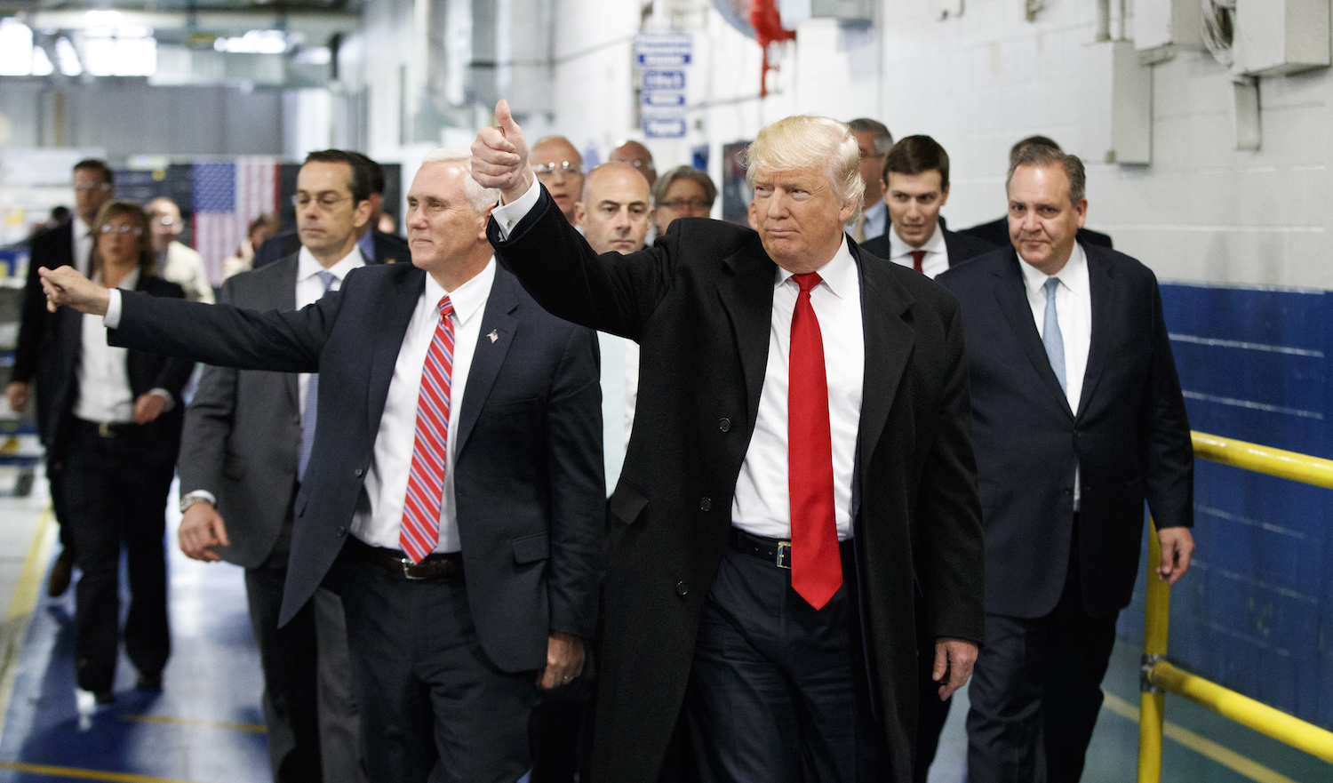 White House gives in on fight over ethics disclosures