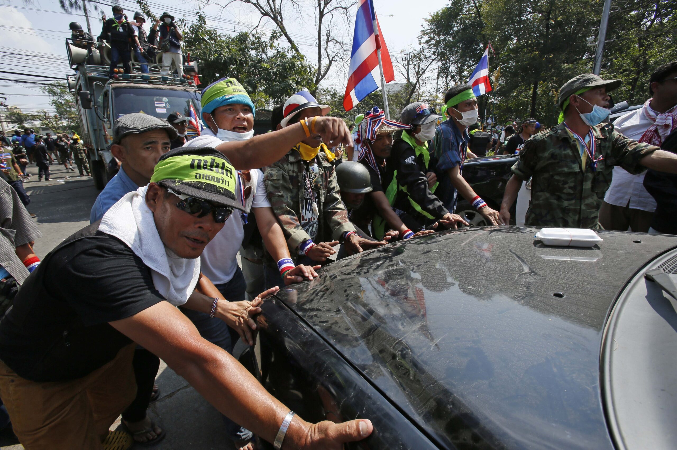Thai court: Gov’t, protesters didn’t defy charter