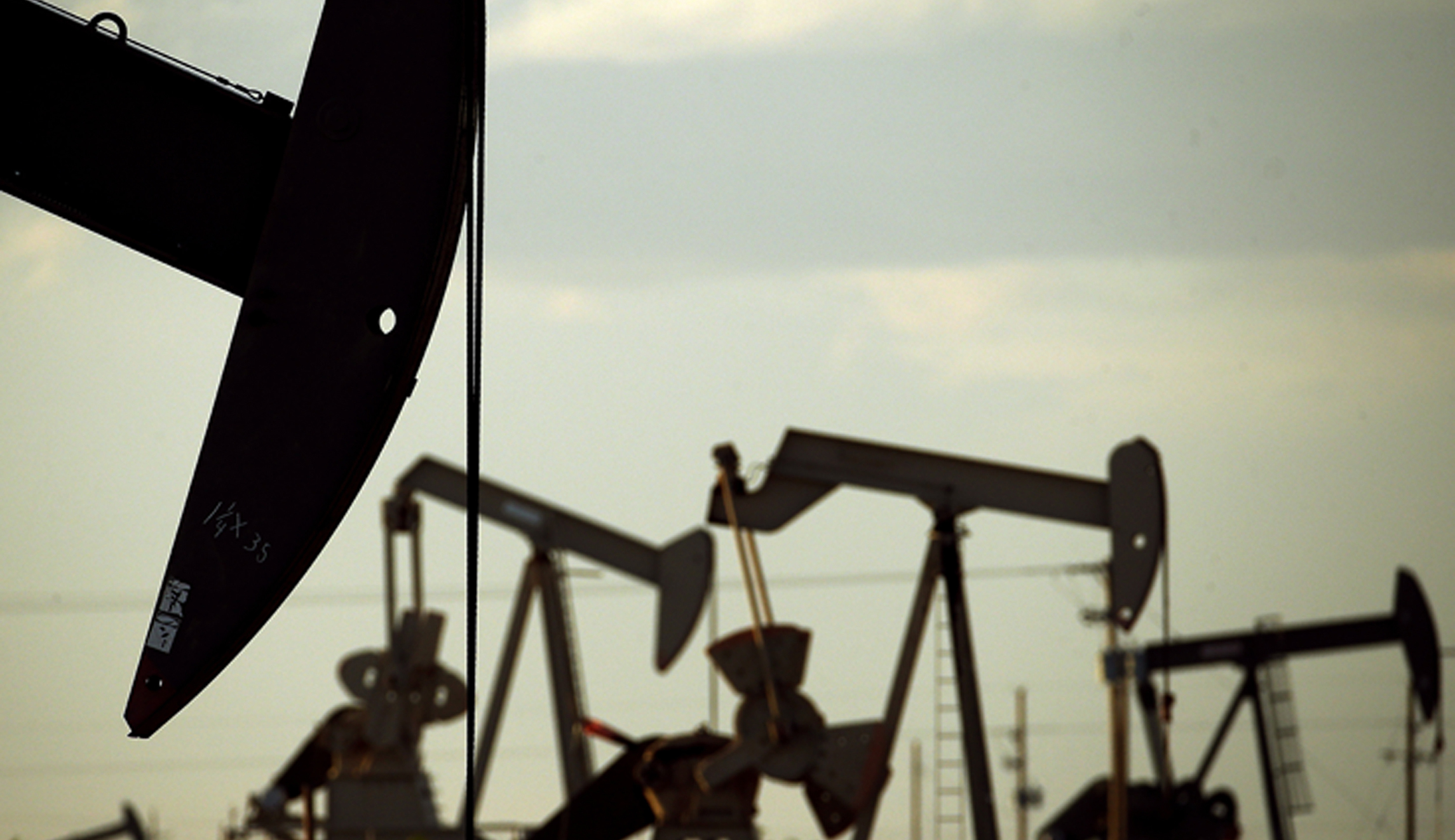 US oil production hits 10 million barrels per day for first time since 1970