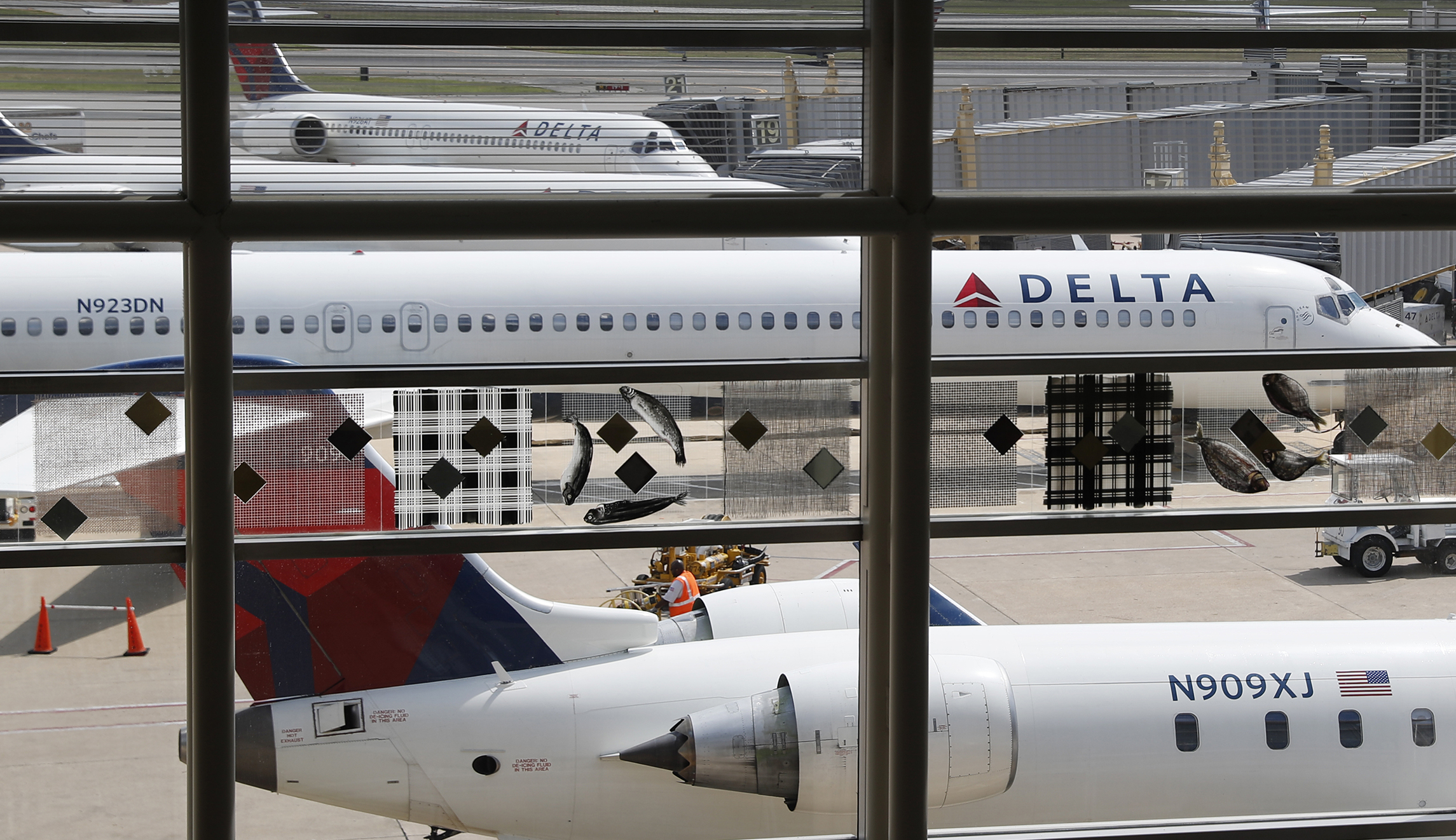Delta, United Airlines to end discounted rates for NRA members