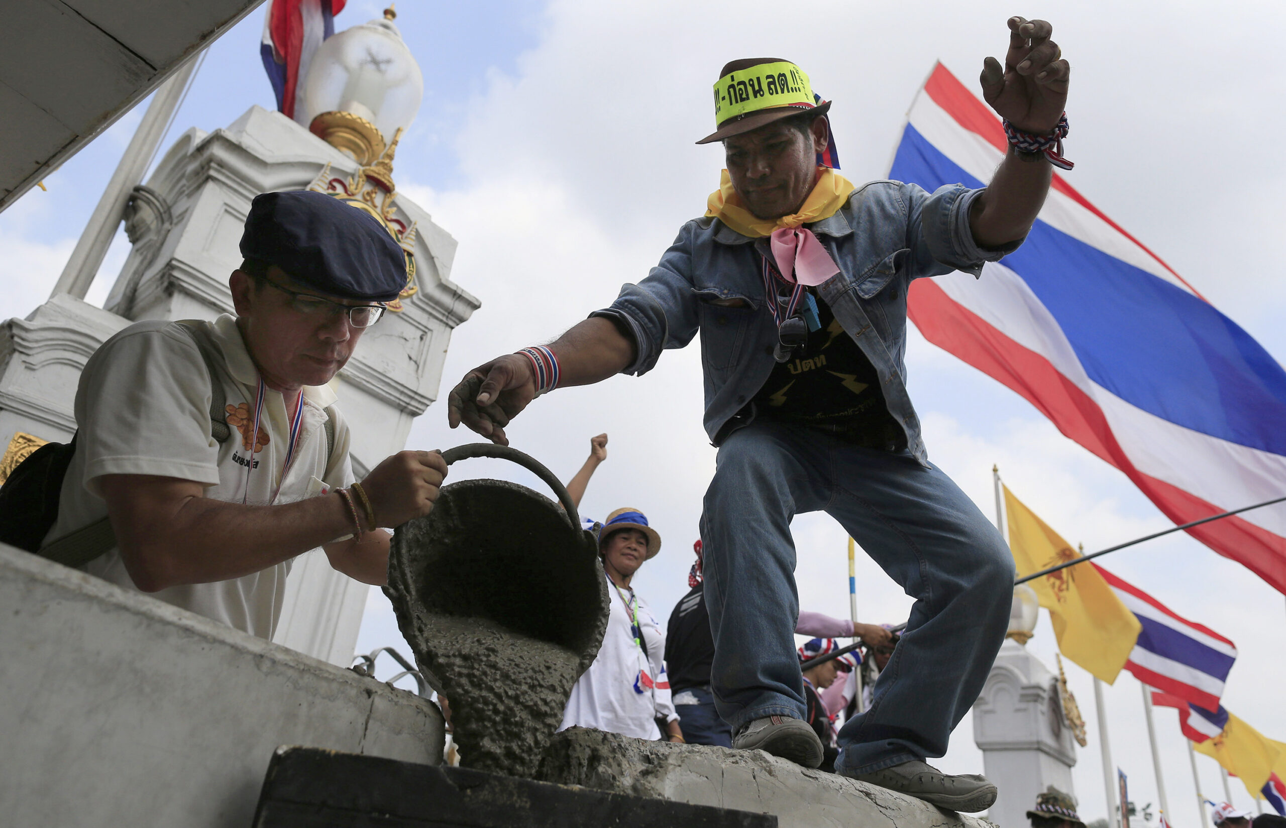 Thai farmers put pressure on PM over rice payments