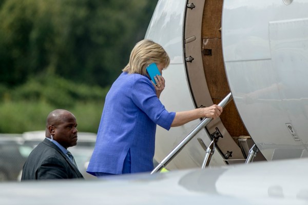 Report: Clinton to allow press on her plane