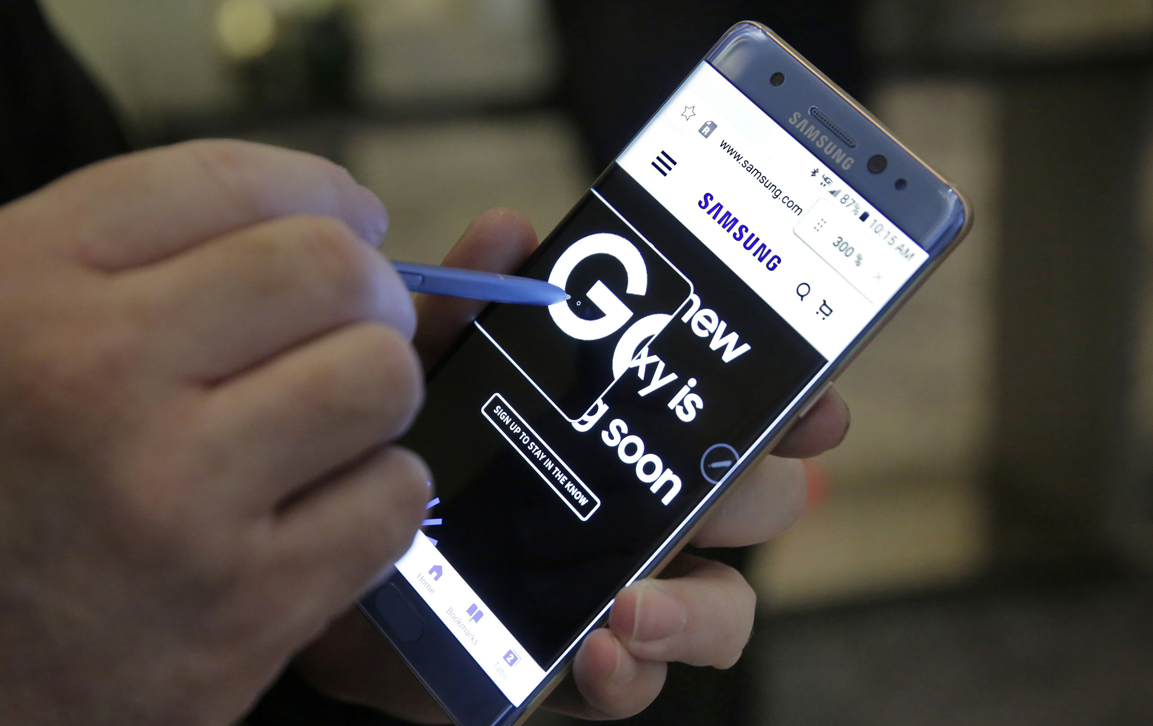 Delta, American, United Airlines ban use of Samsung phones on planes