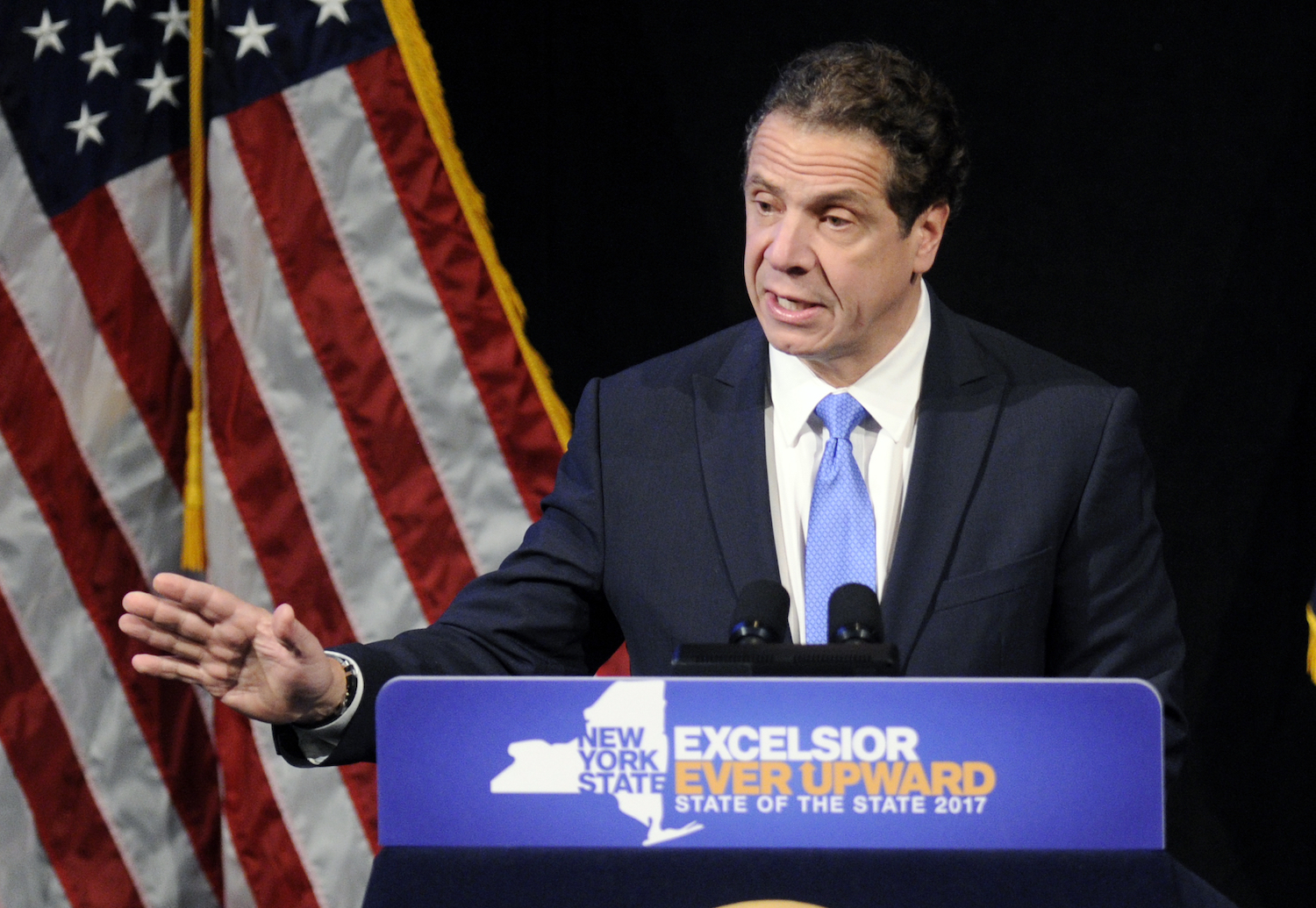 Gov. Cuomo wants to make it illegal to use a phone when a car is stopped