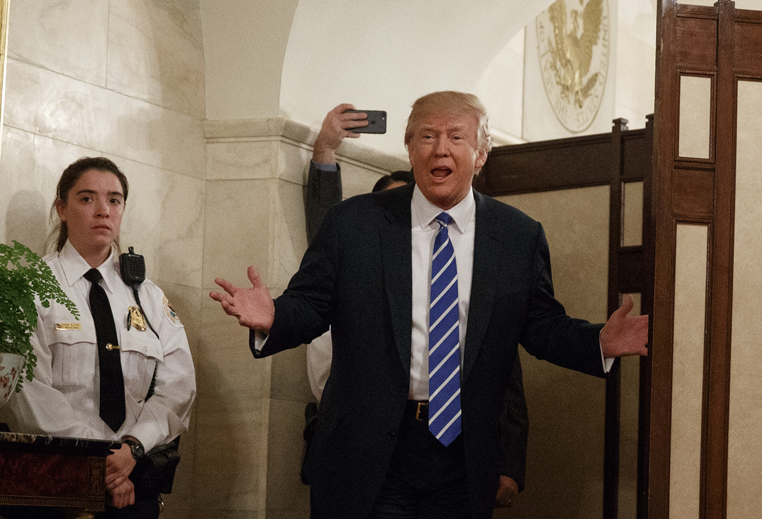President Trump surprises White House tour guests 
