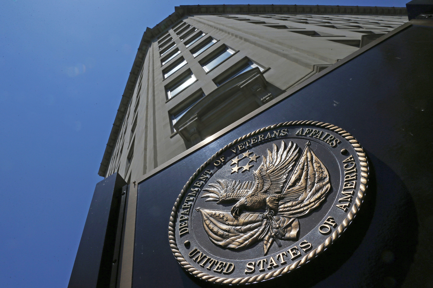 VA dentist keeps job after risking HIV infections with 592 veterans