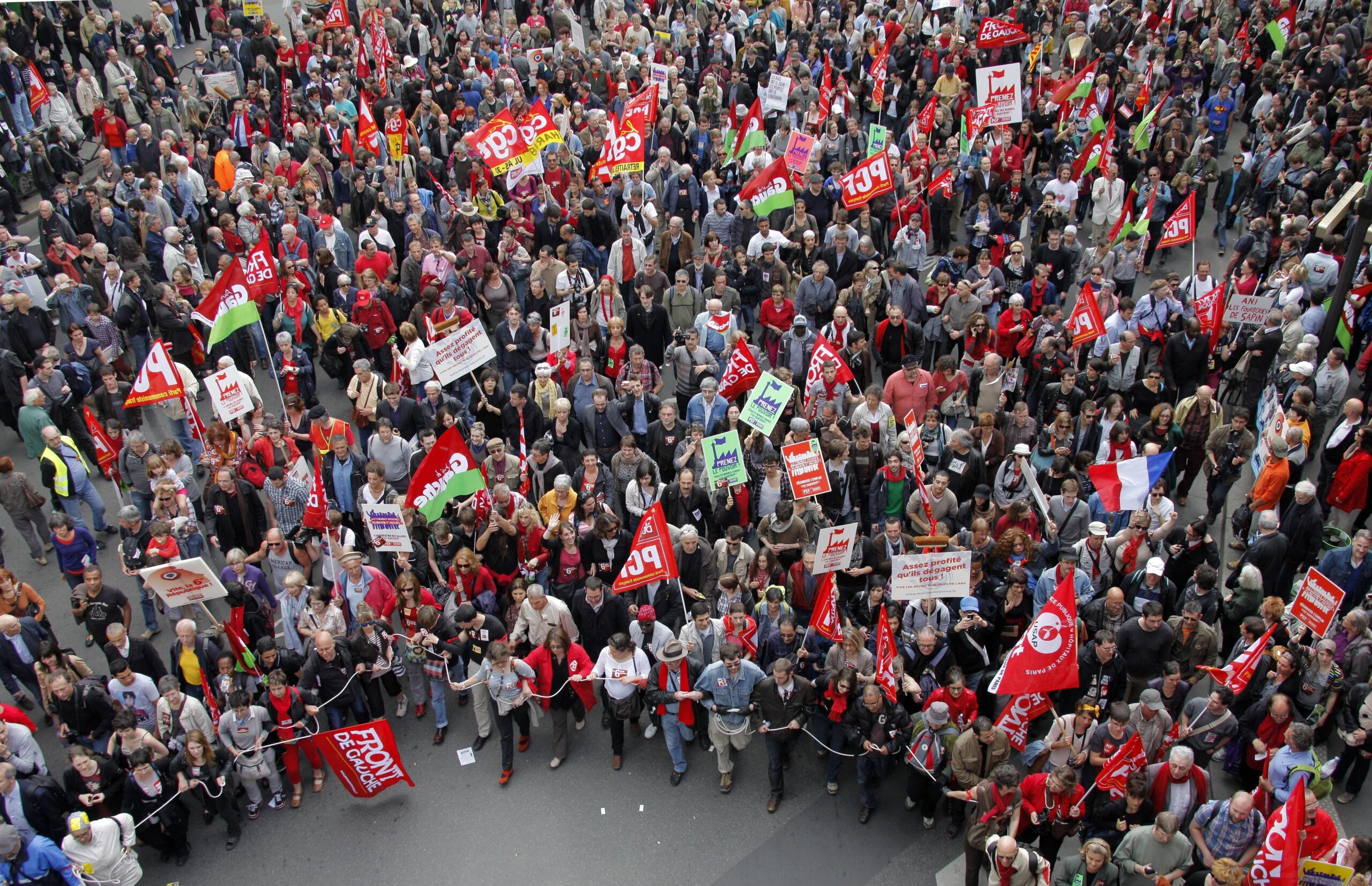 Thousands of leftists protest Hollande’s first year