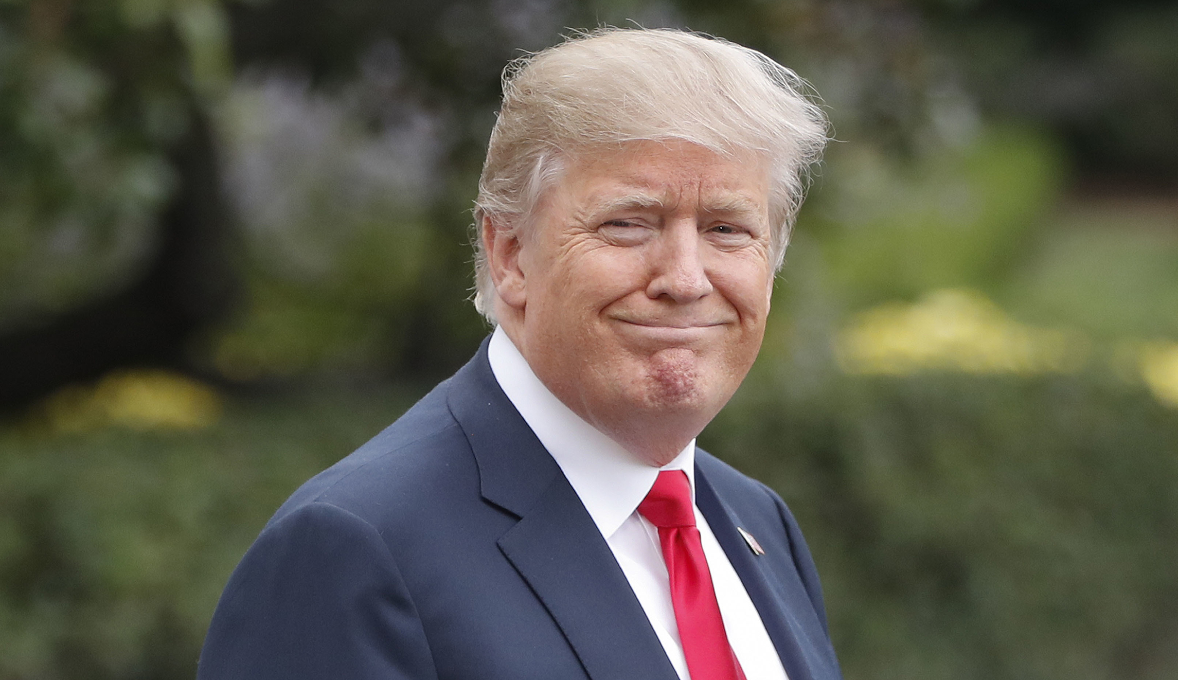 Trump seeks to rally conservatives with tax cuts