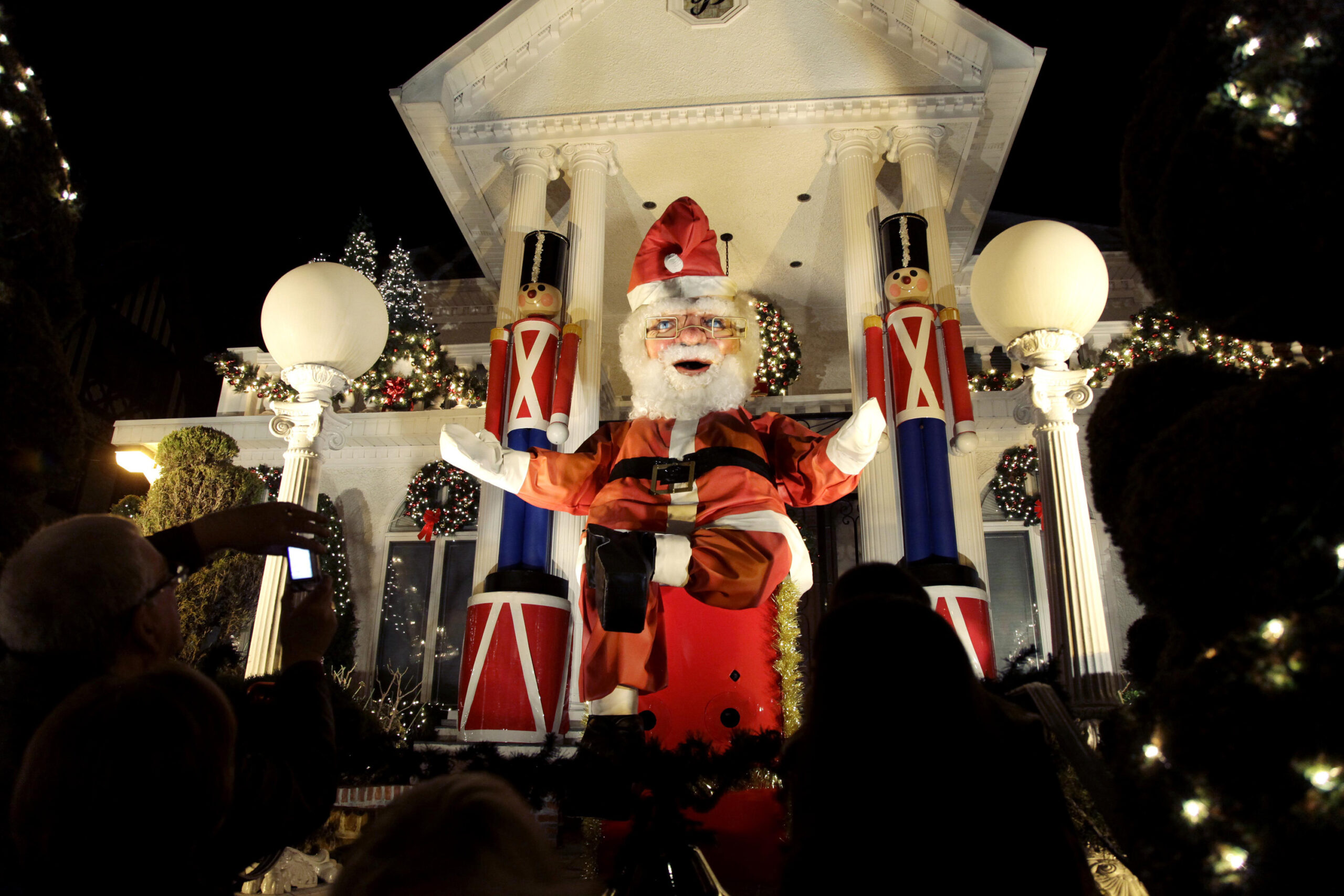 Tourists loving Christmas lights tour of Brooklyn