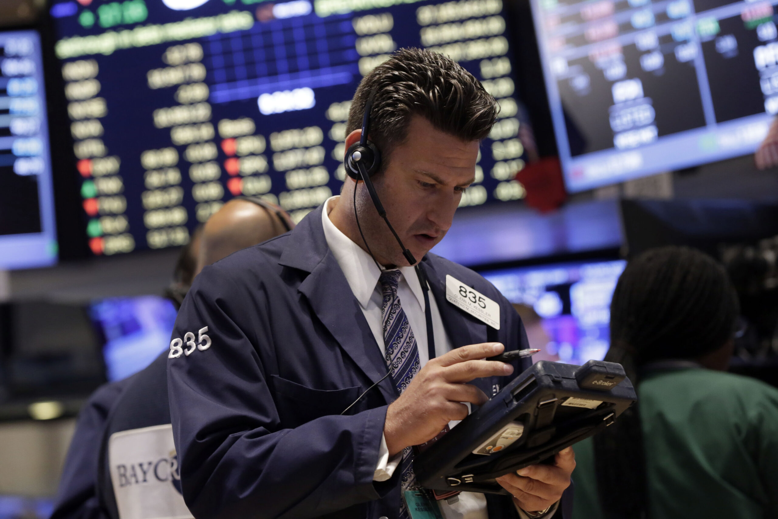 Stocks end little changed ahead of earnings rush