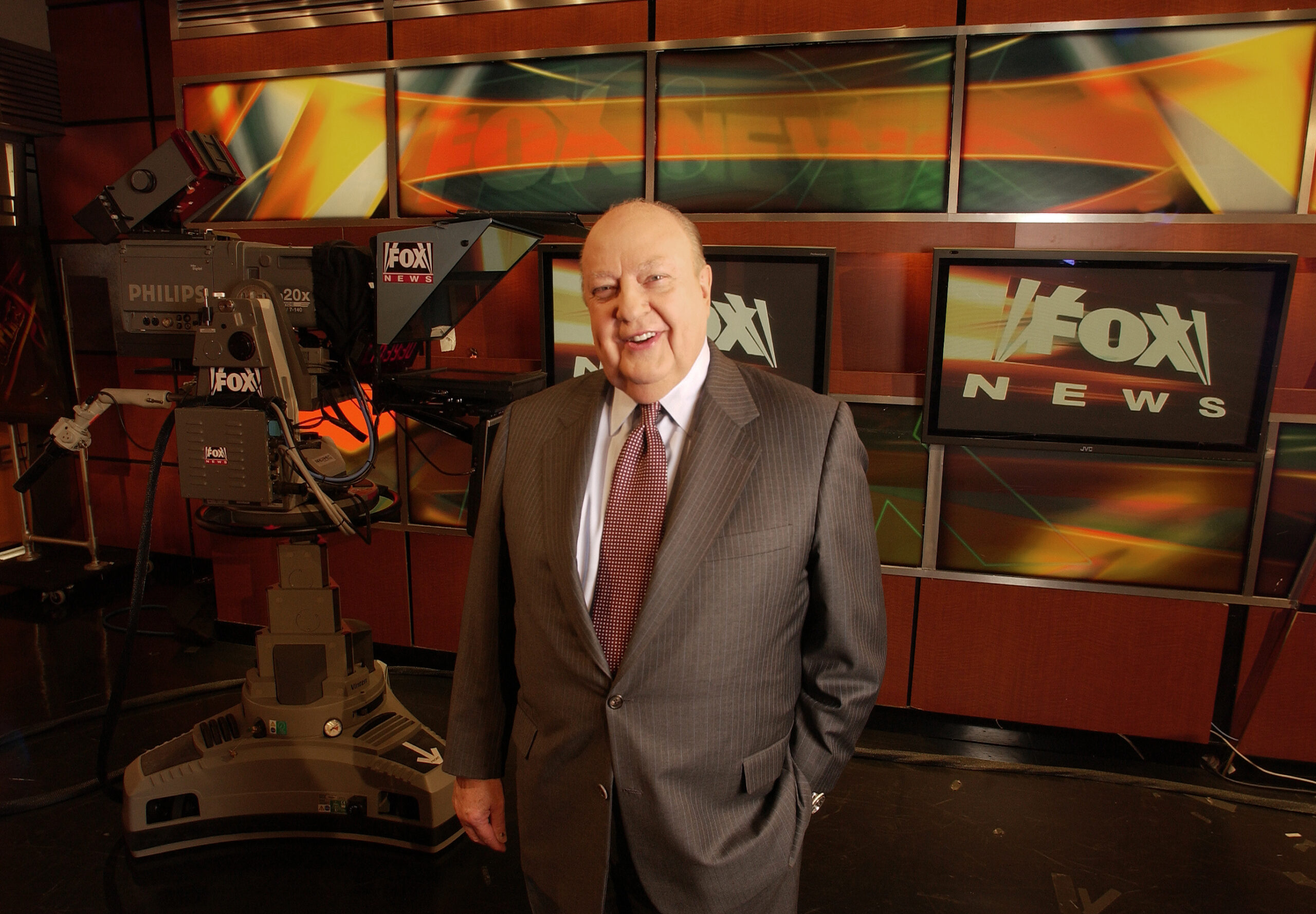 Fox News CEO Roger Ailes signs multi-year contract