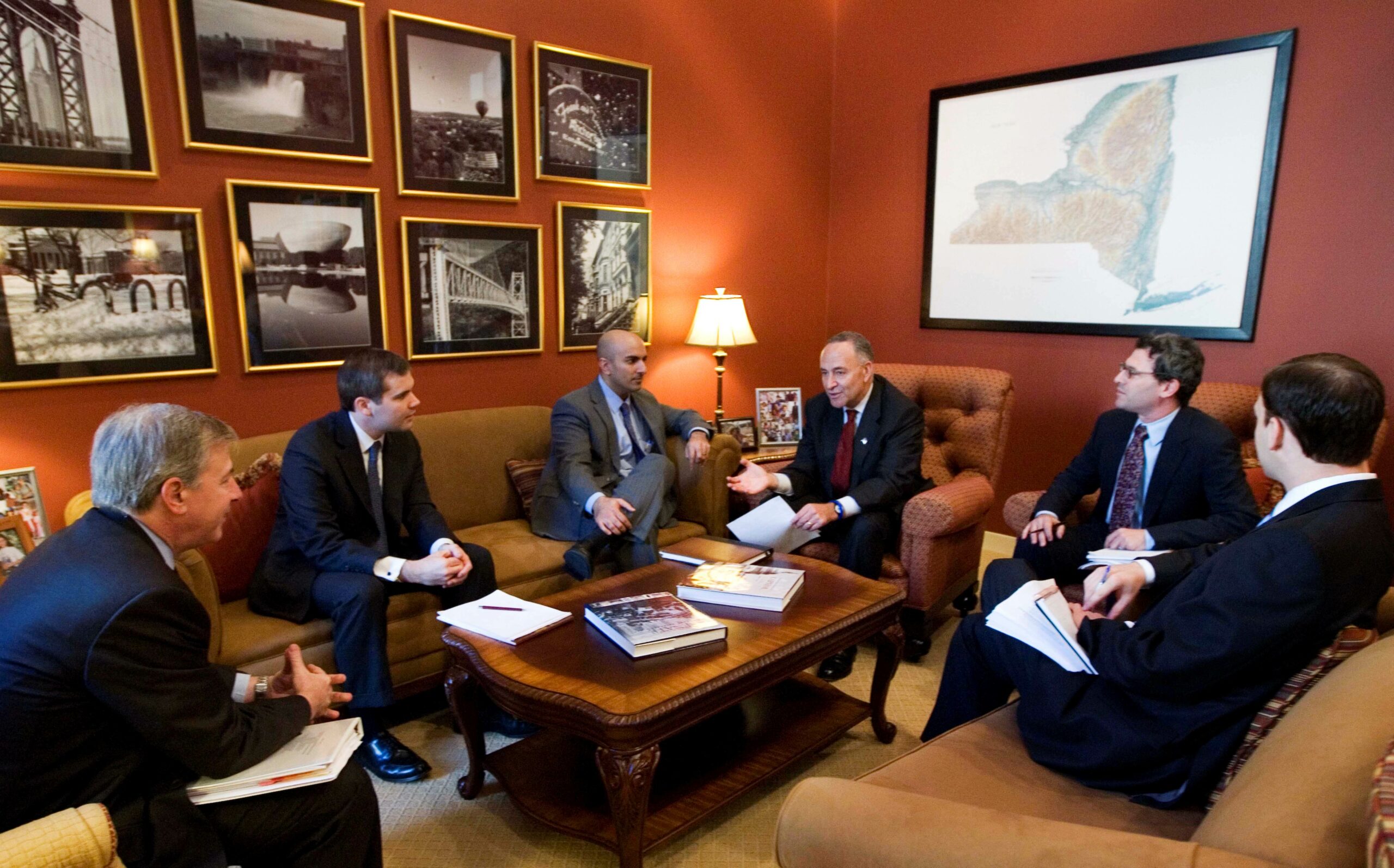 Top FDIC regulator steps down