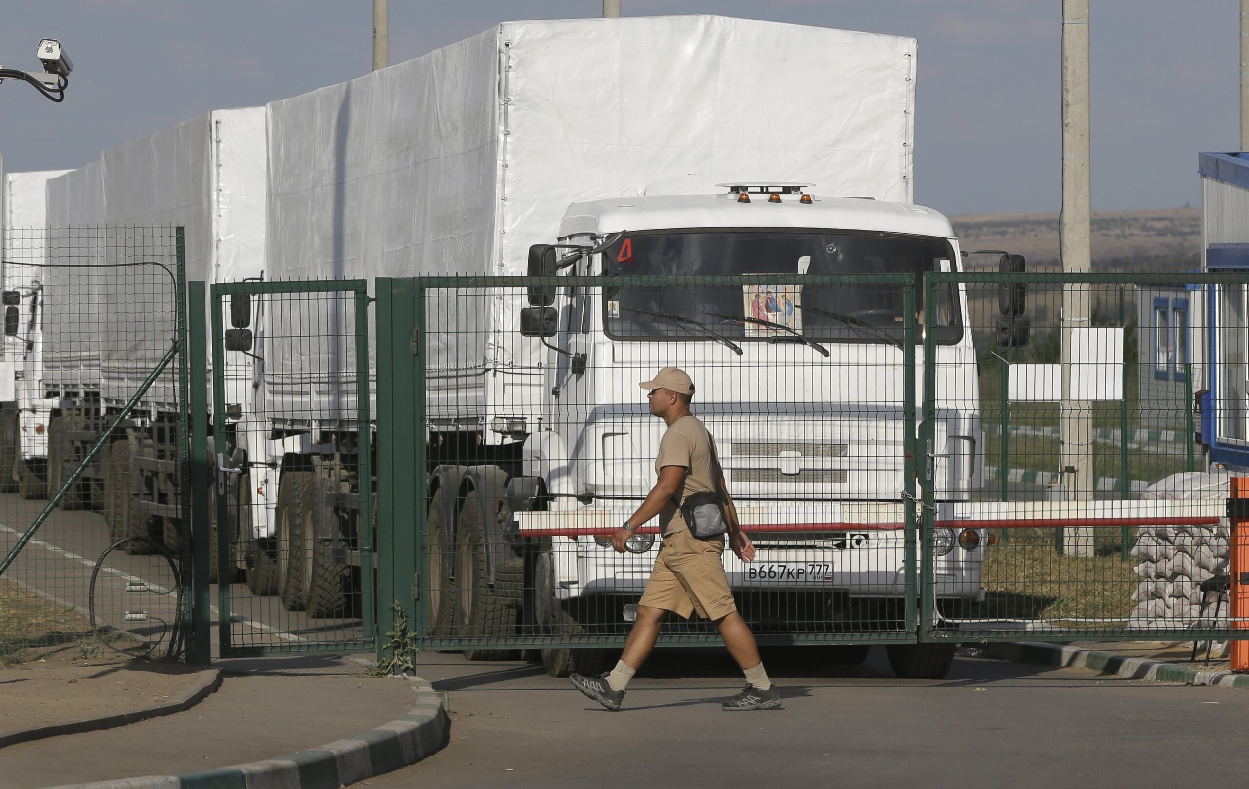Russian aid convoy advances toward Ukraine