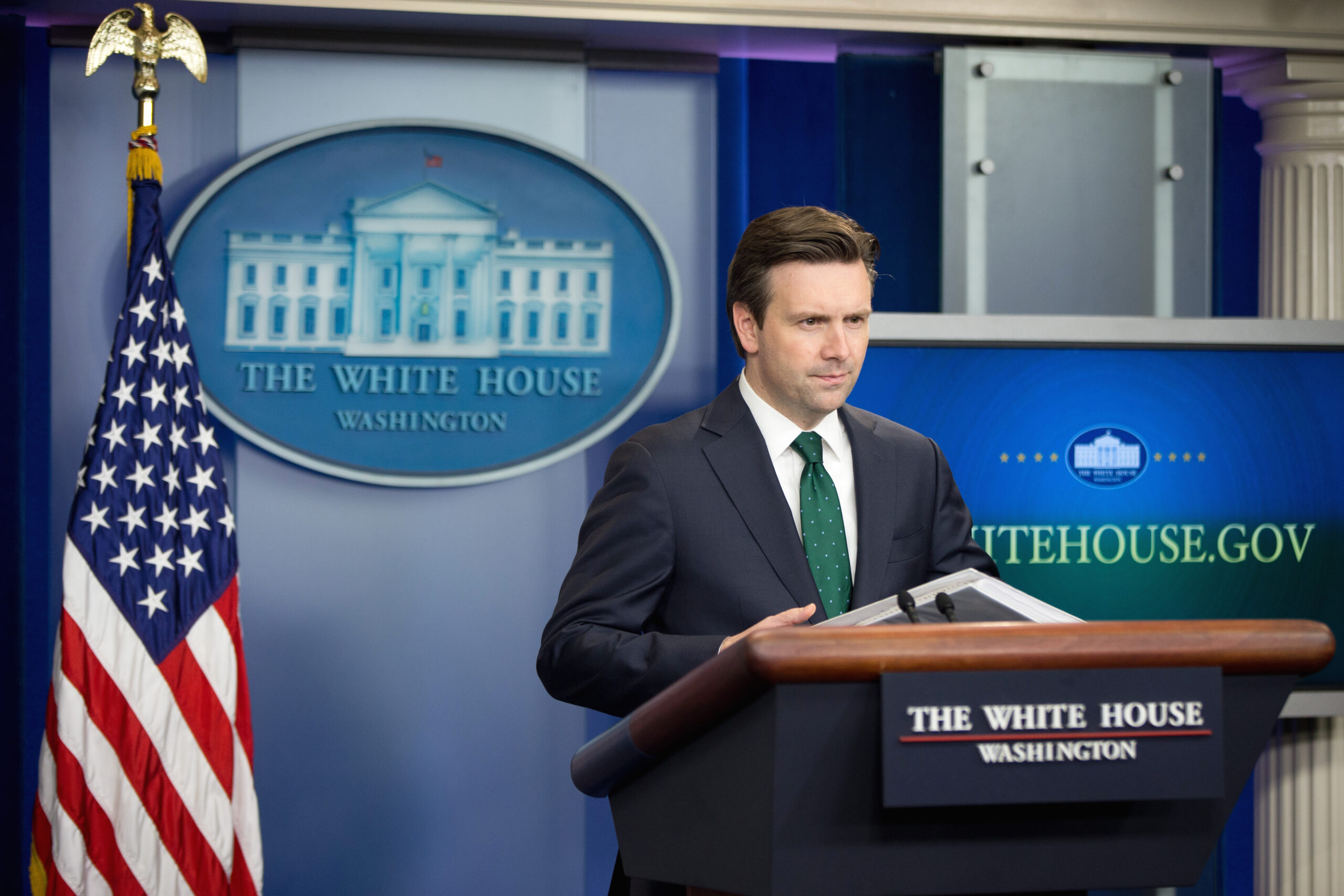 White House offers to trade immigration action for legislation