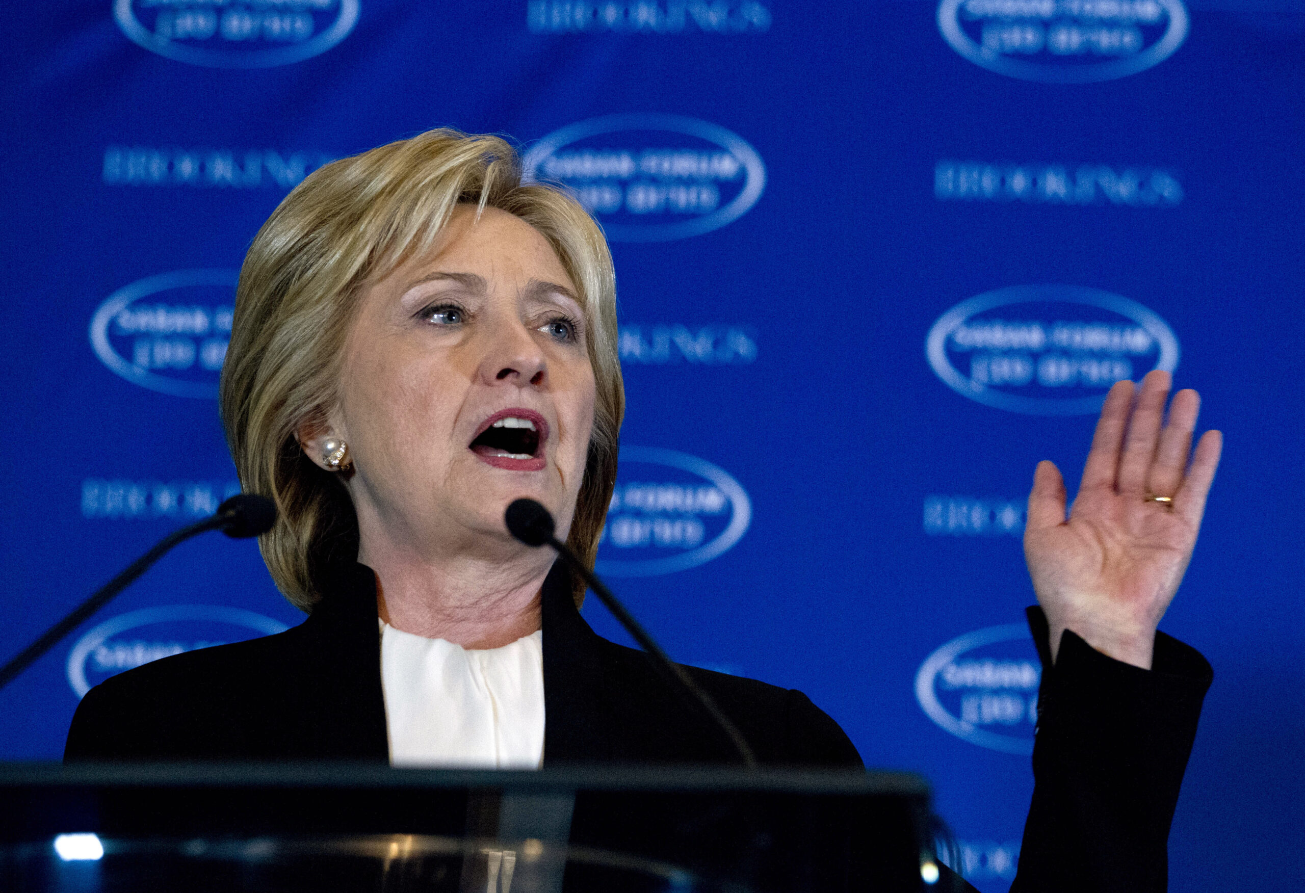 Clinton touts progressive support for Wall Street plan