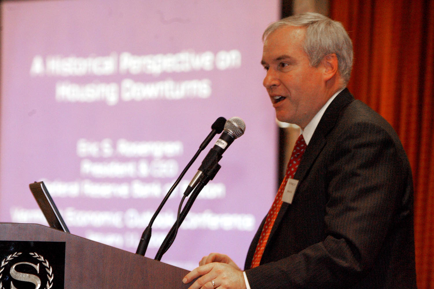 Fed official warns of ‘over-hot’ economy, calls for a 1-point rate hike