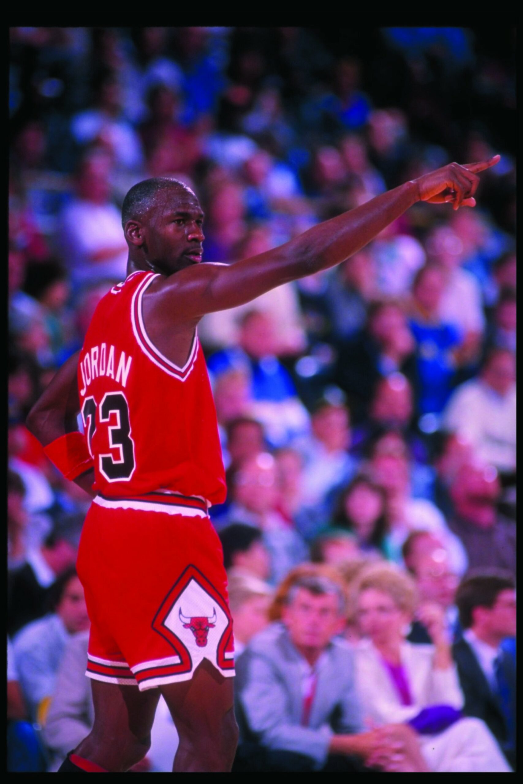 Obama nets hoop stars Jordan, Ewing, Mourning
