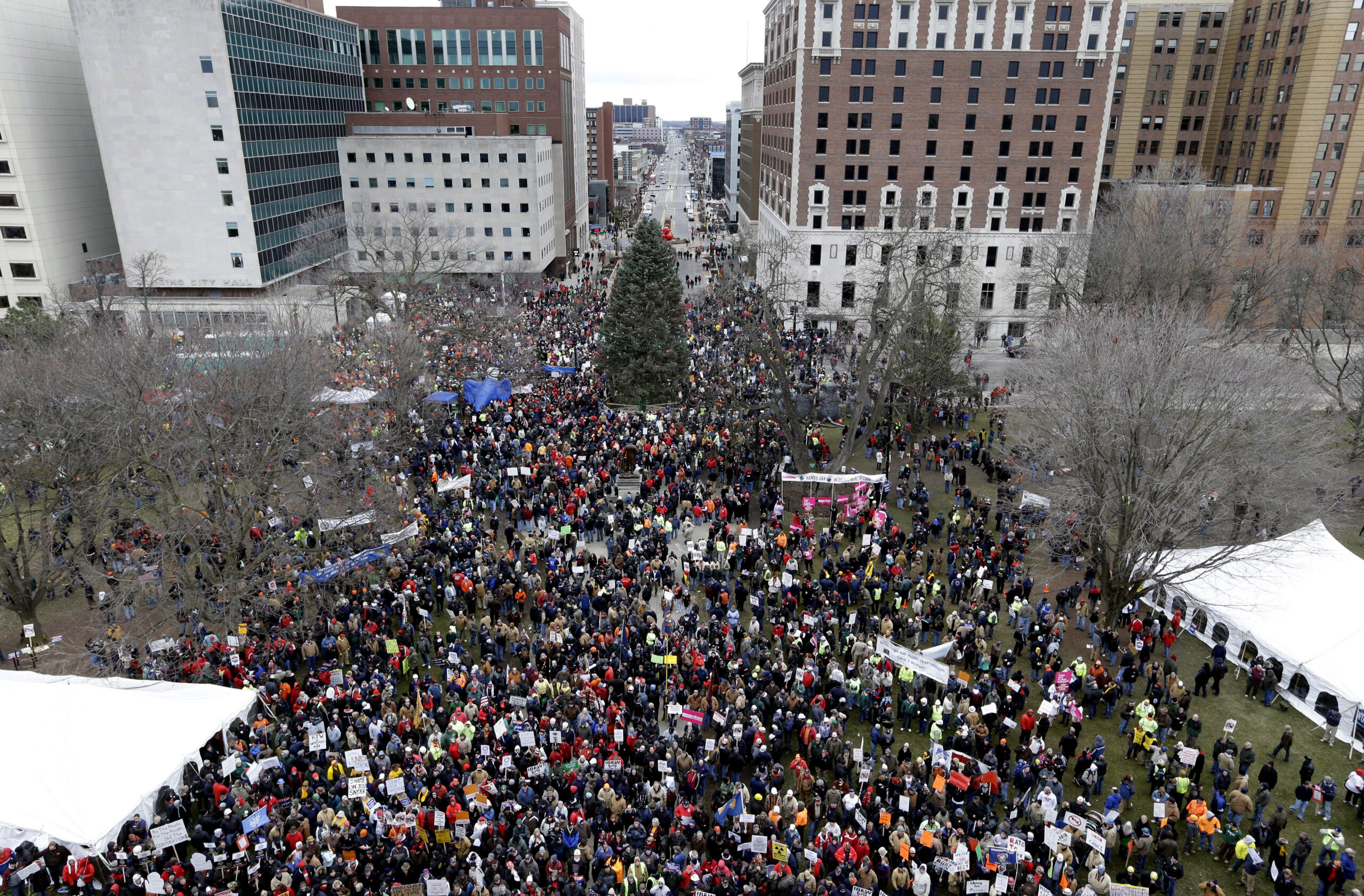 Several thousand union members march to Capitol