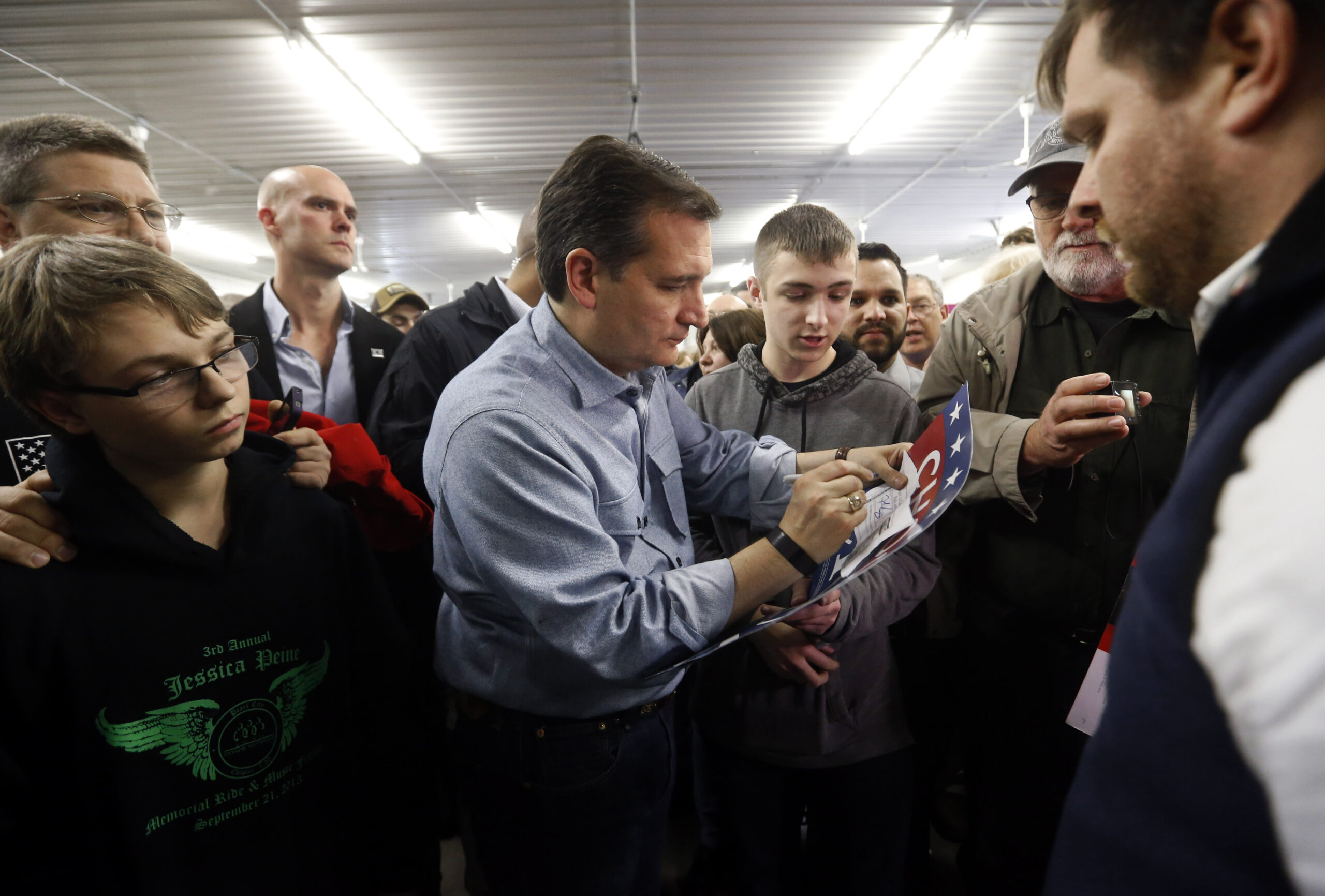 Cruz camp tries to fend off Rubio on caucus eve