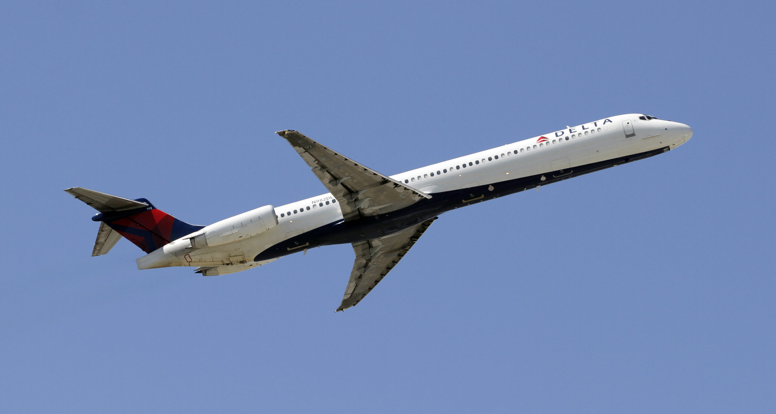 Delta 4Q profit rises after traffic, fare gains