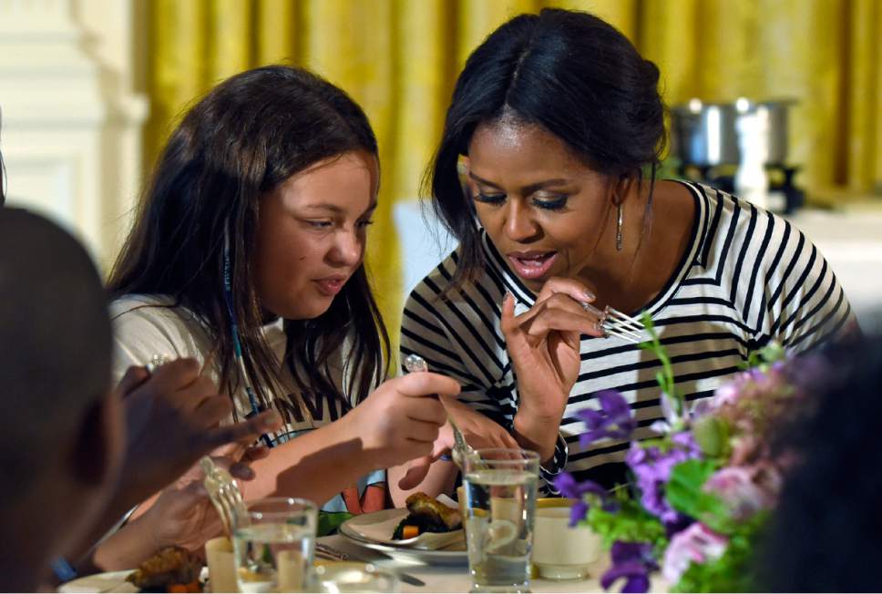 School cafeterias losing money on Michelle Obama’s meals, jeopardizing programs