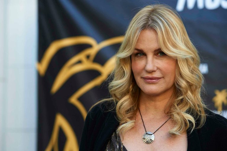 Daryl Hannah arrested at White House for protesting pipeline