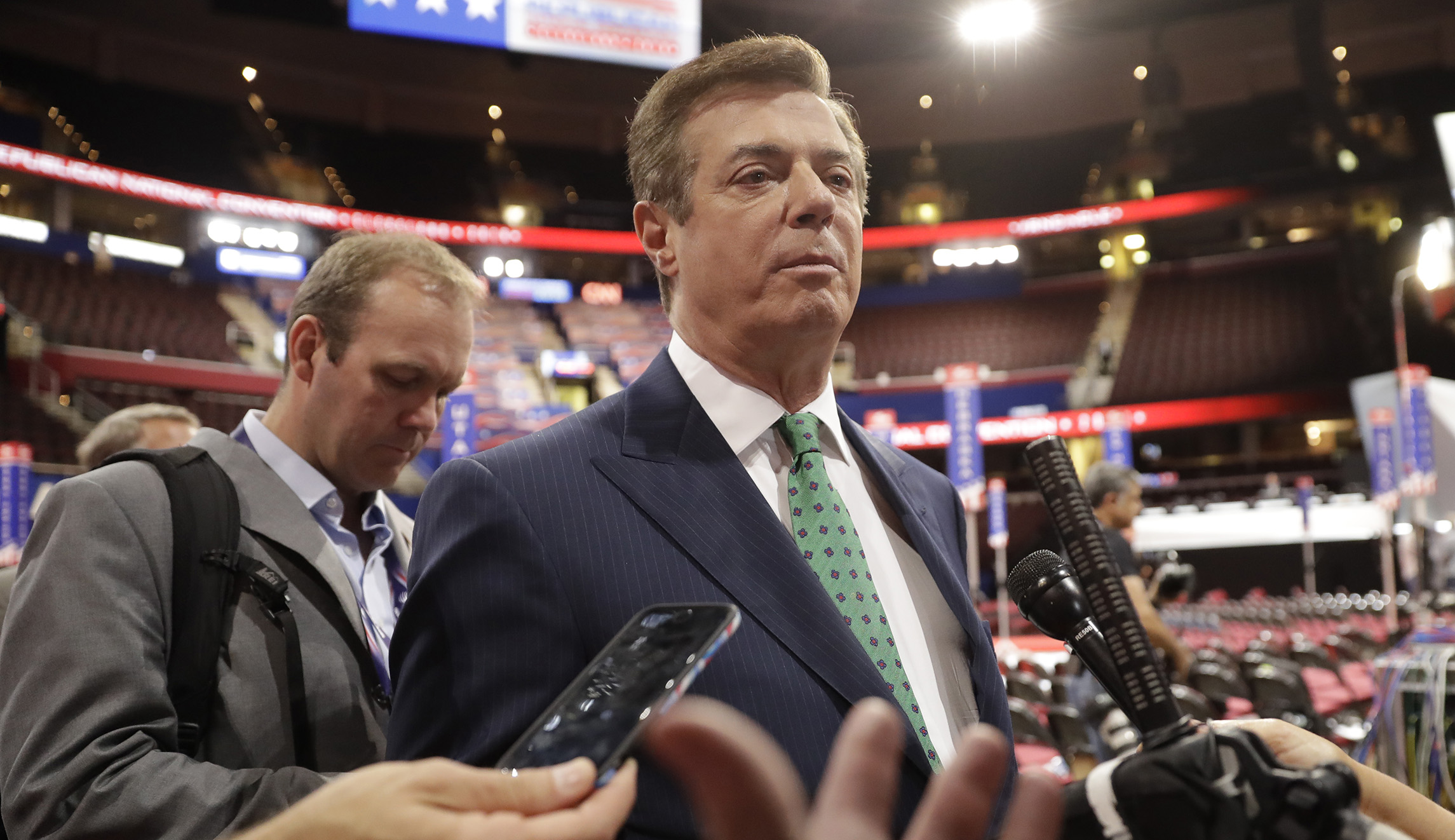 Paul Manafort, business partner Rick Gates surrender to FBI in Mueller investigation