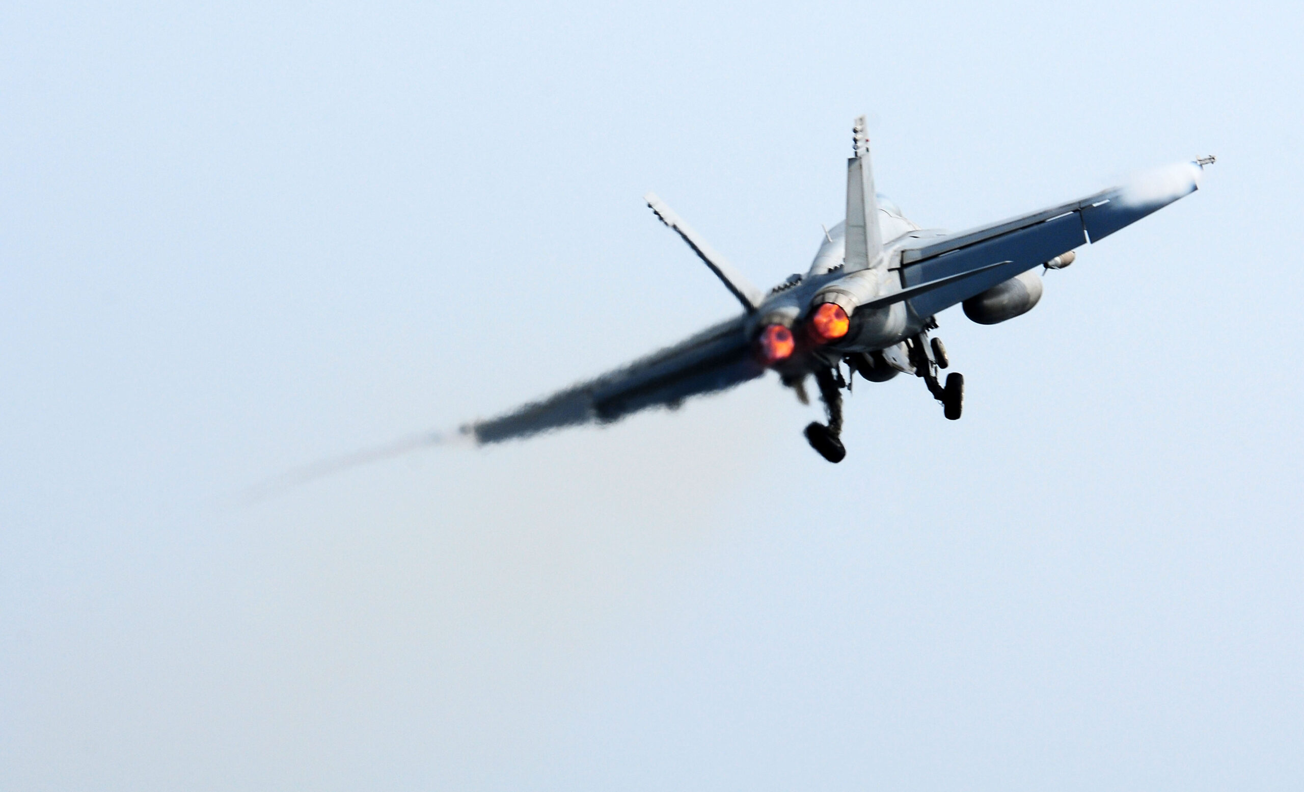 US Navy fighter jet crashes in California