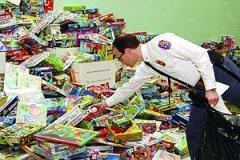 Prince George’s safety workers distribute food, gifts for holidays