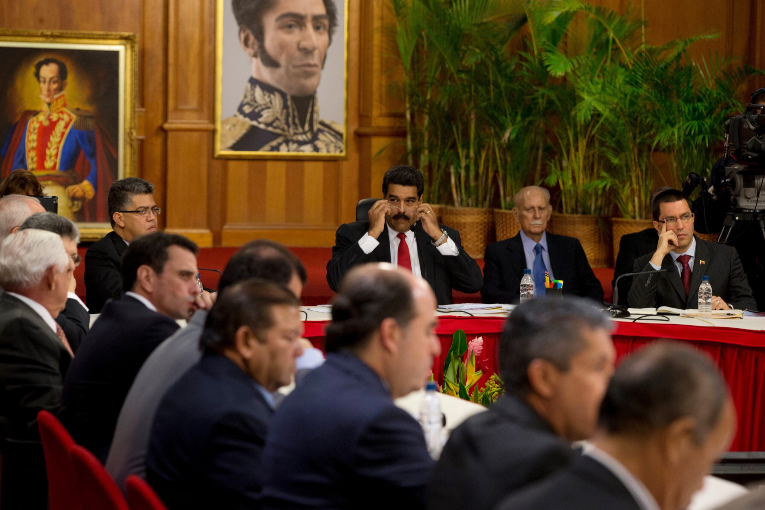 Pope Francis urges on Venezuelan crisis talks