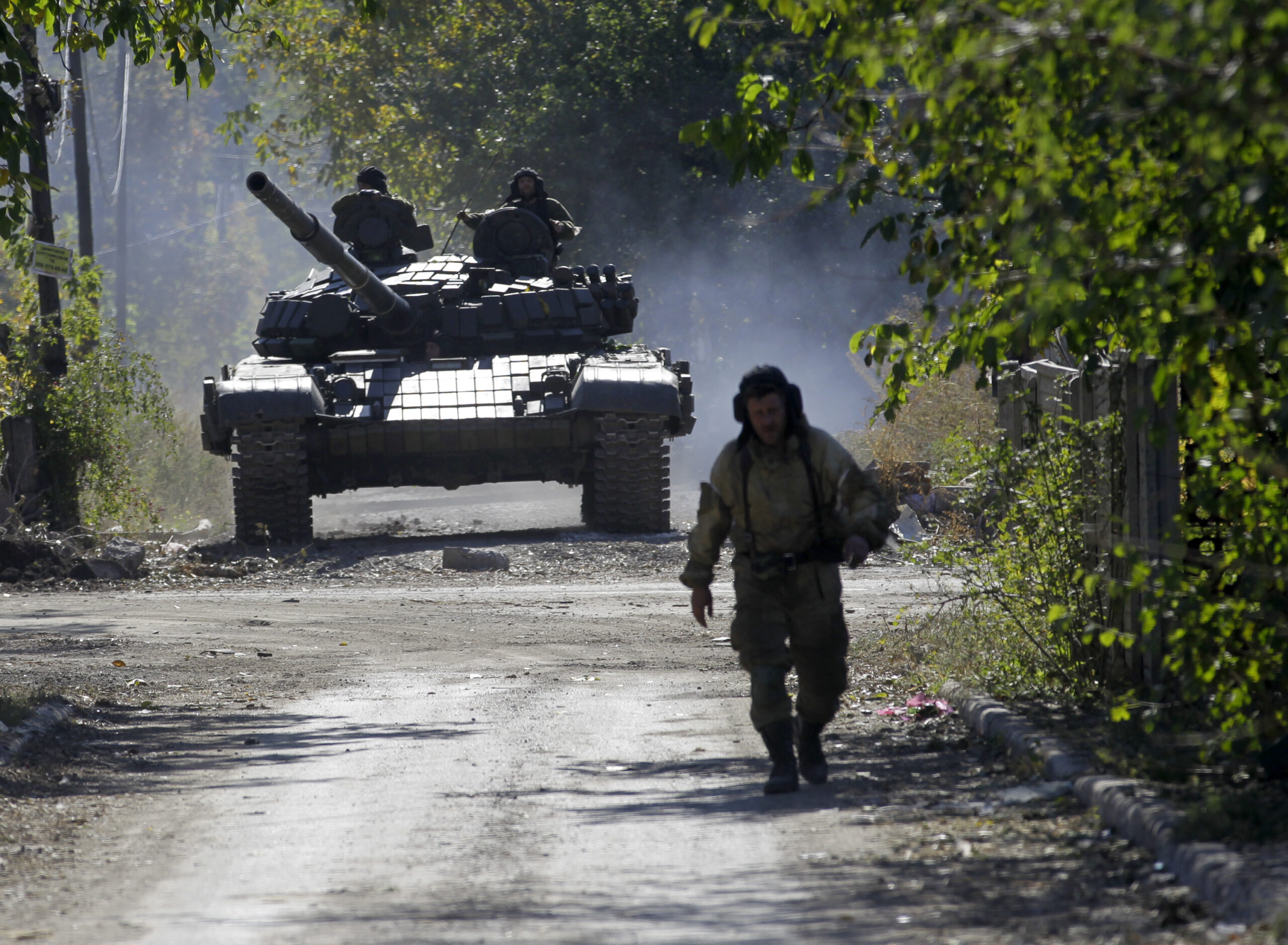 Fighting rages around airport in eastern Ukraine