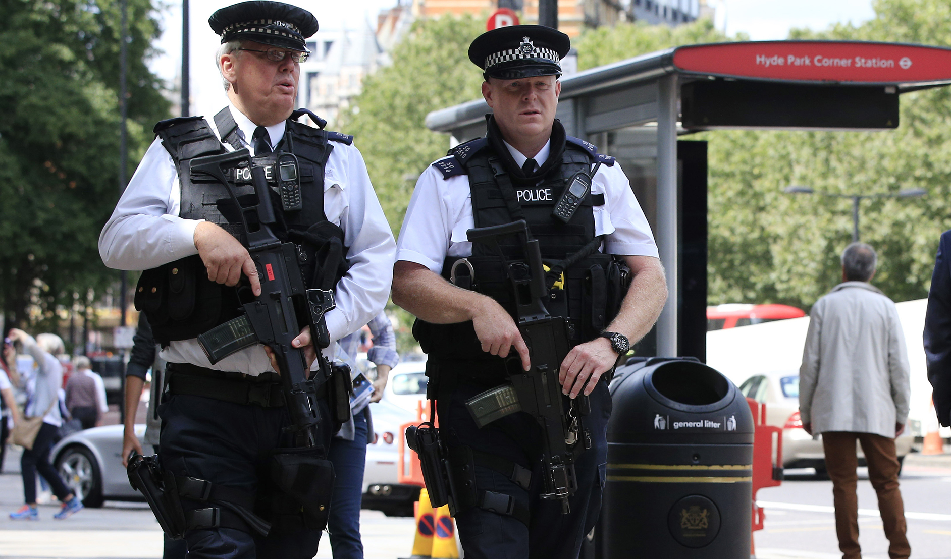 Man stabs six in London, kills U.S. citizen