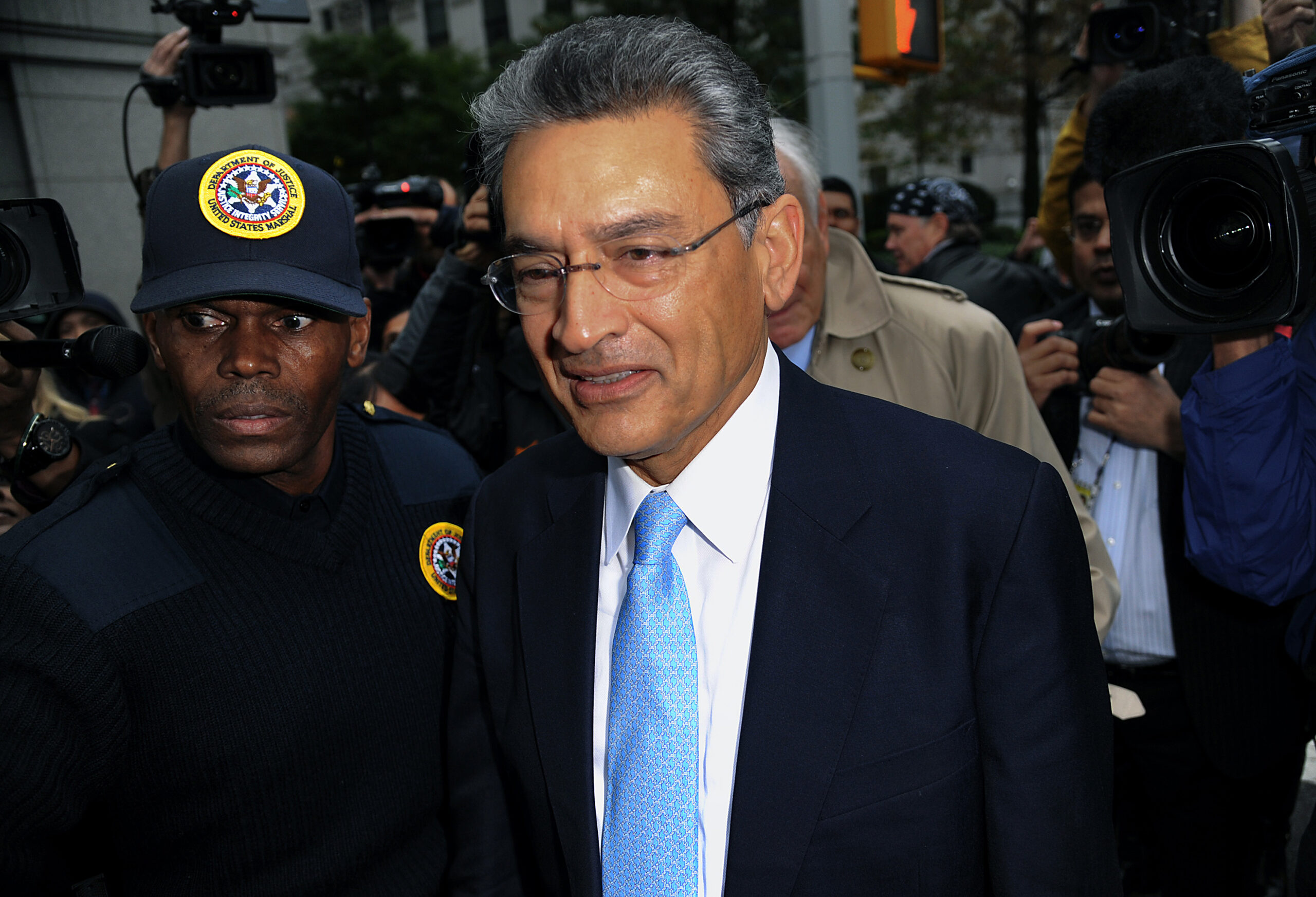 Media jump on reporter’s ties to Sarah Palin, ignore a convicted felon’s ties to Hillary Clinton