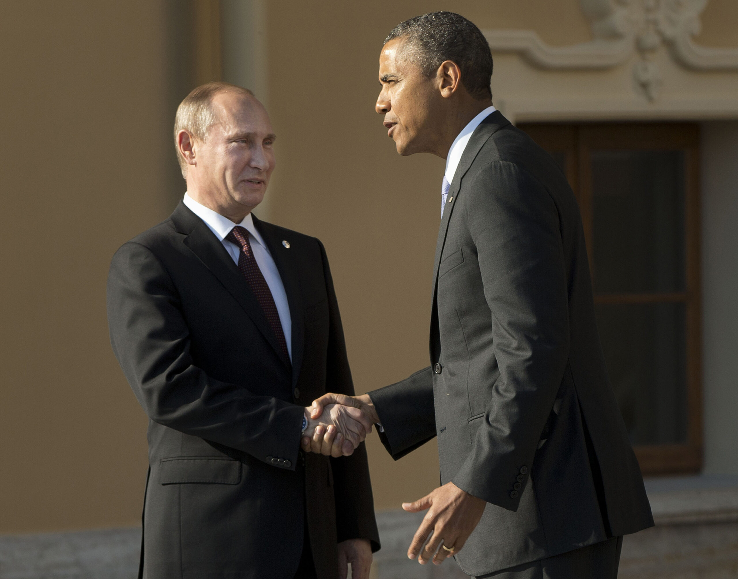 Obama urges Vladimir Putin to help resolve crisis, remove Russian troops from Ukraine border