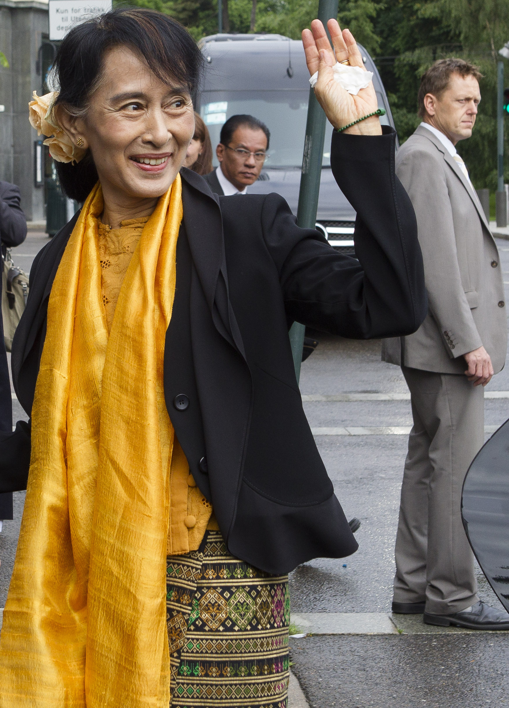 Suu Kyi asks Myanmar refugees to seek ethnic unity
