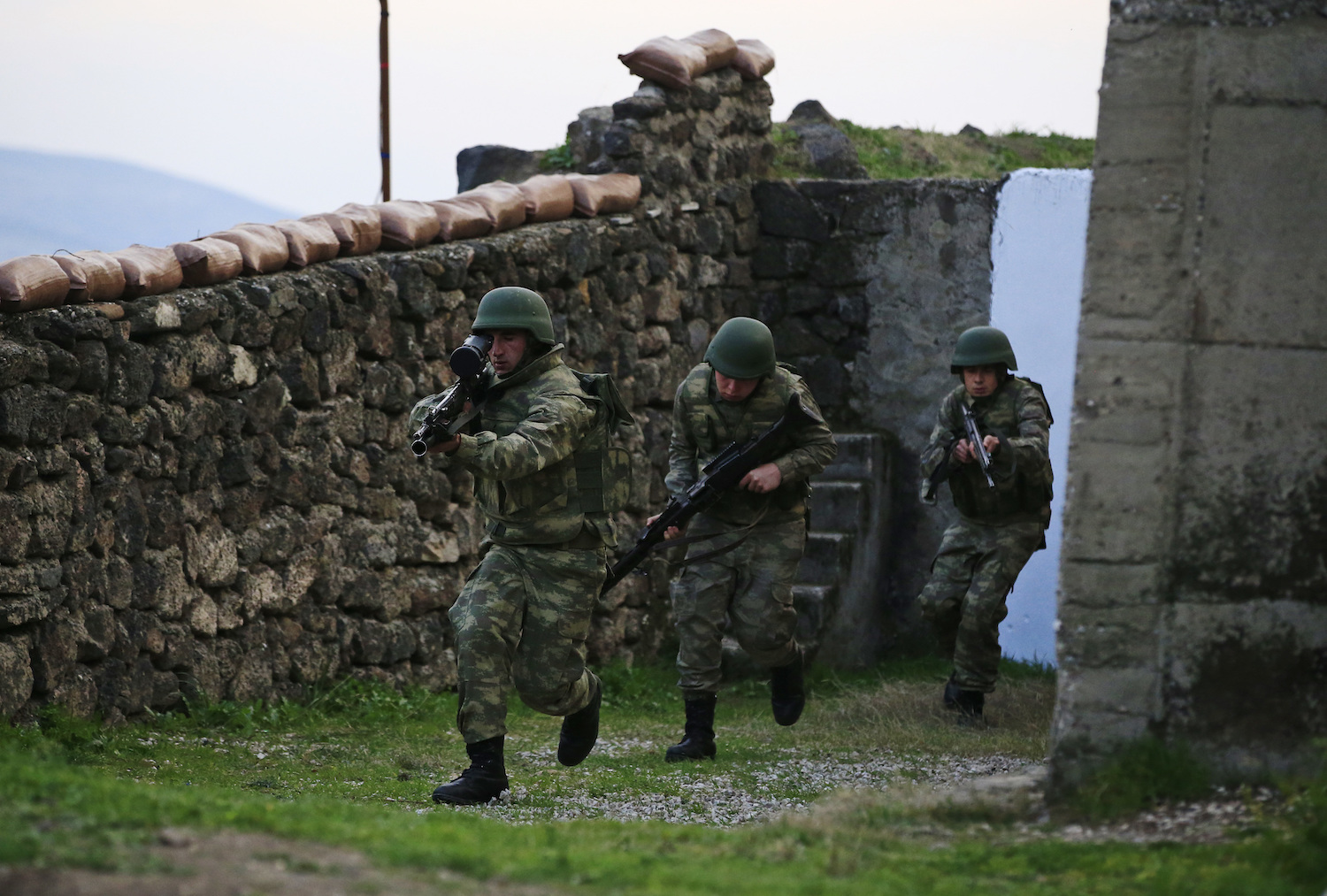 Report: Trump could deploy 1,000 troops to backstop Islamic State fight