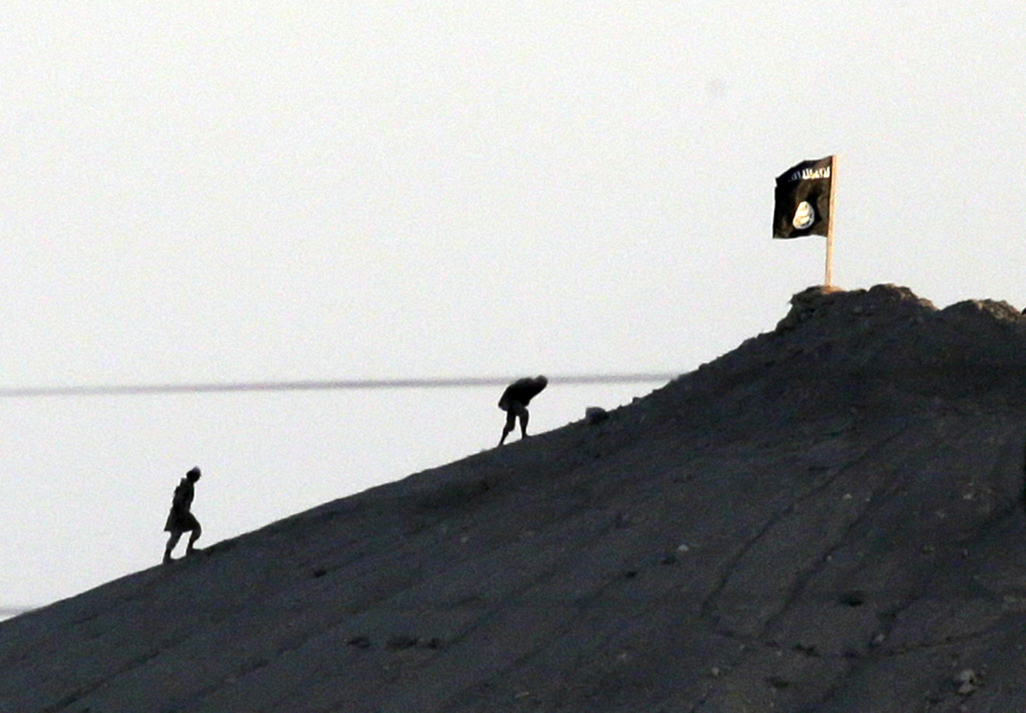 Islamic State wages assault on Syrian border town