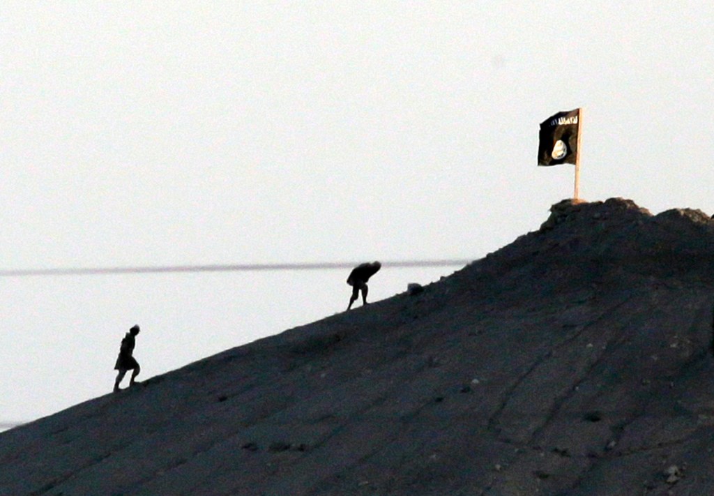 Islamic State wages assault on Syrian border town