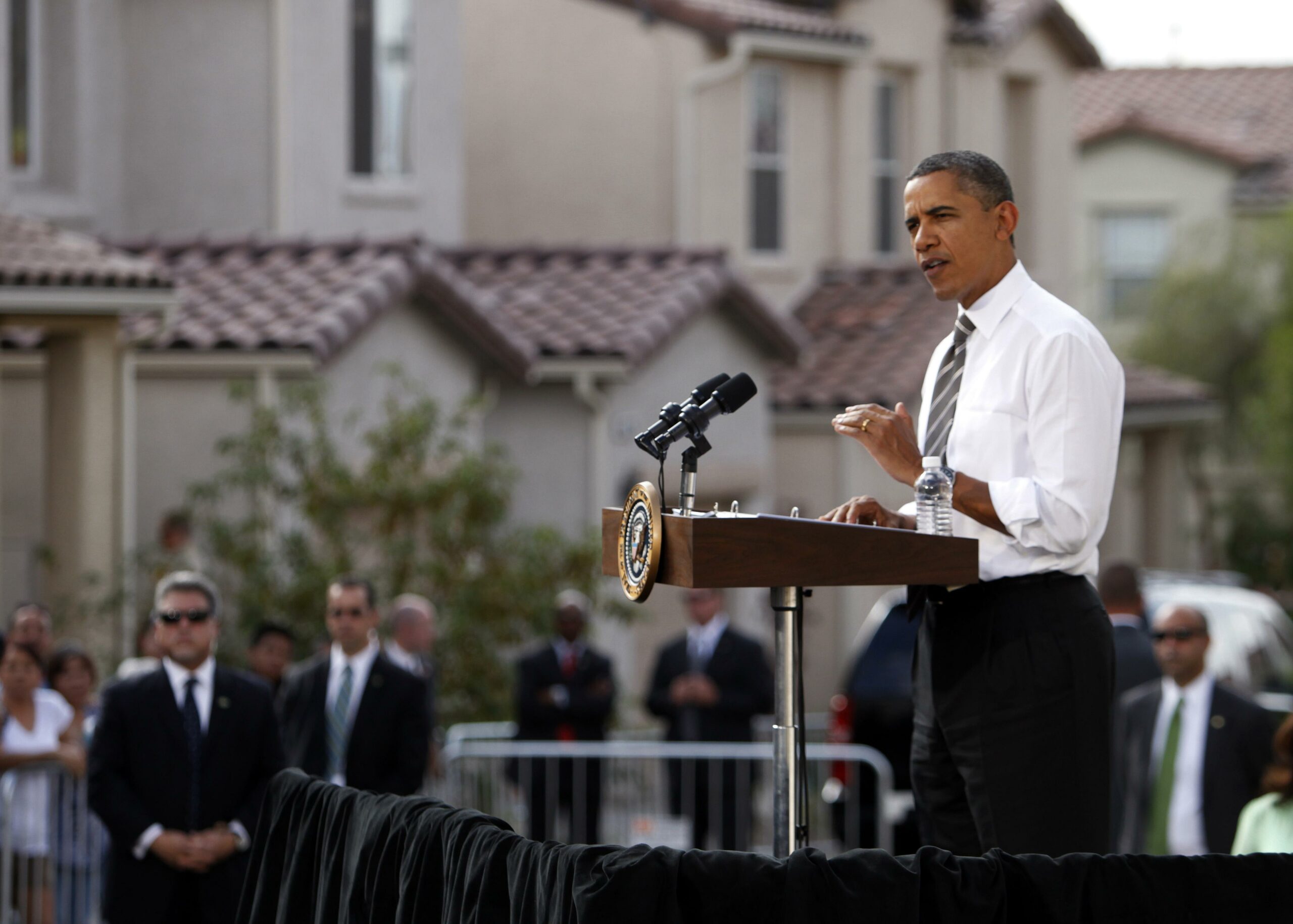 Obama unveils mortgage help for some homeowners