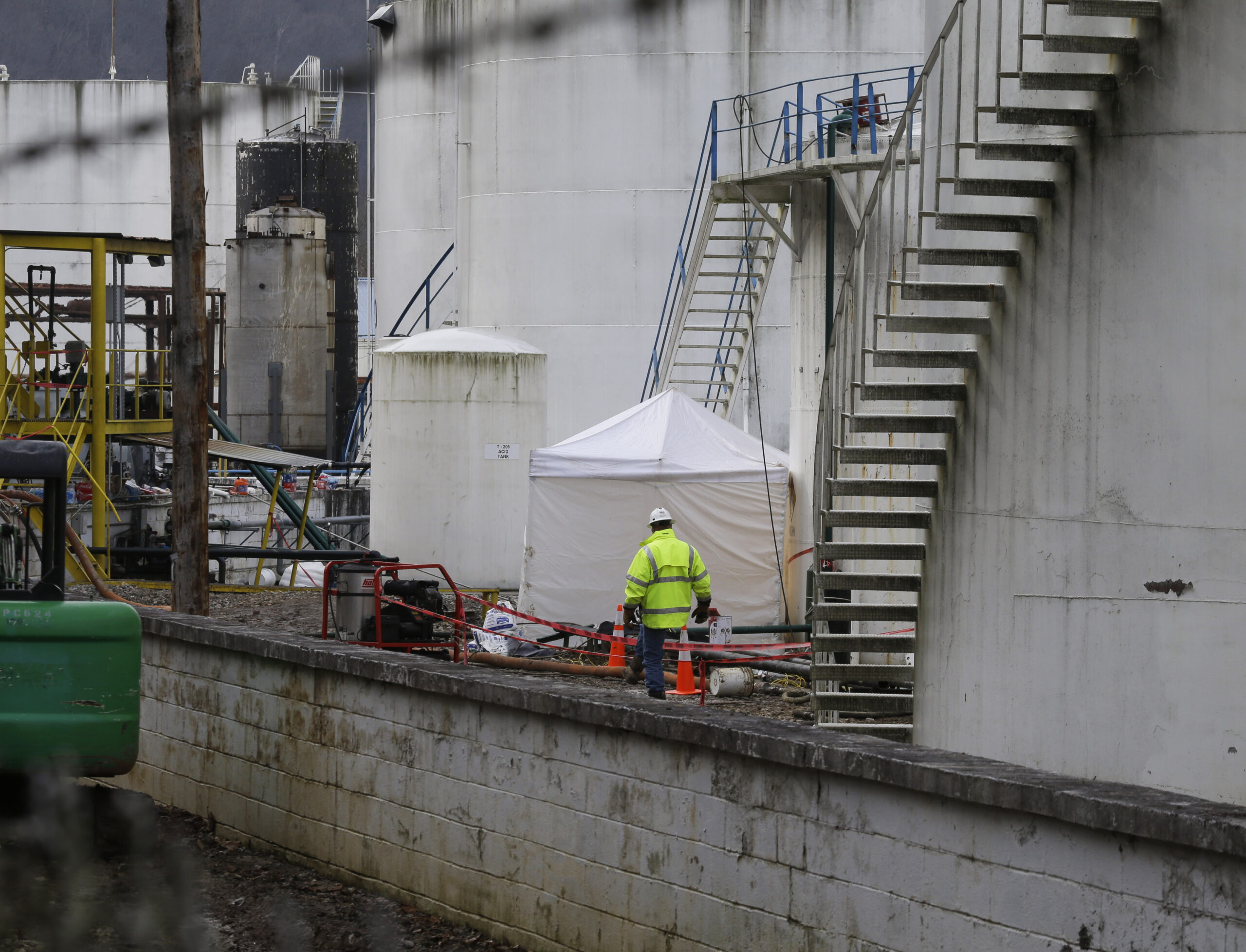 Company in West Virginia oil spill under scrutiny
