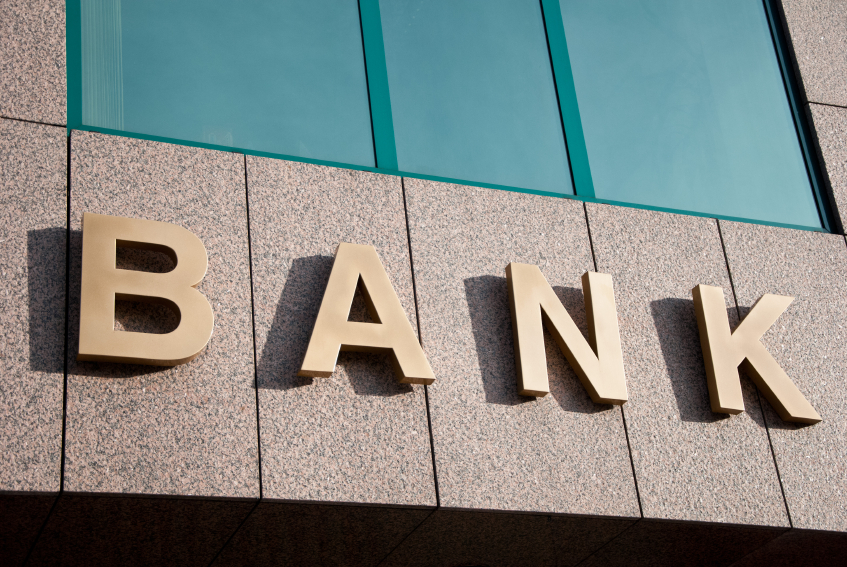 Warren, Dems warn megabanks are behind community bank relief