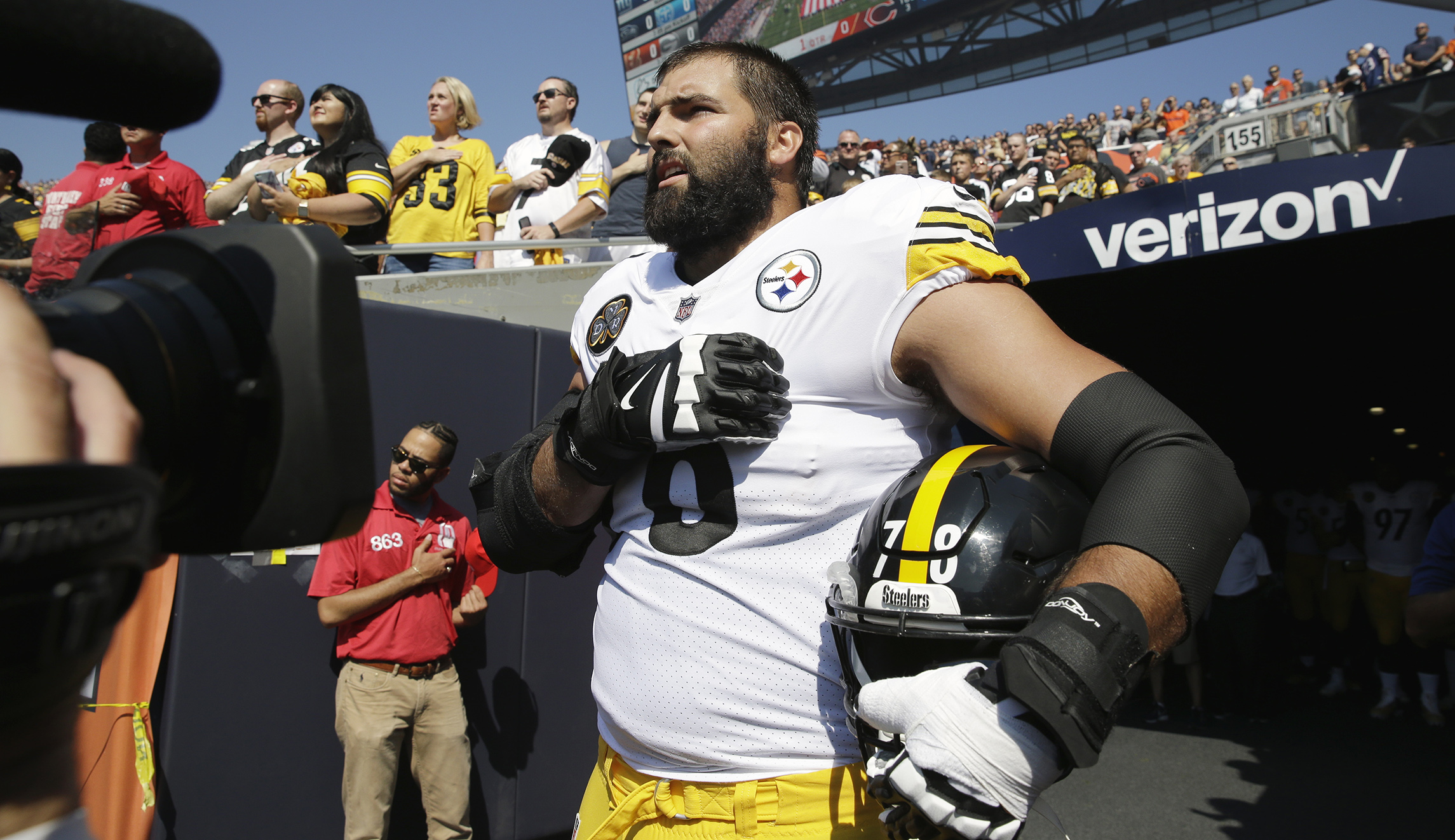 Steelers lineman goes against entire team, opting to honor decorated war hero on helmet