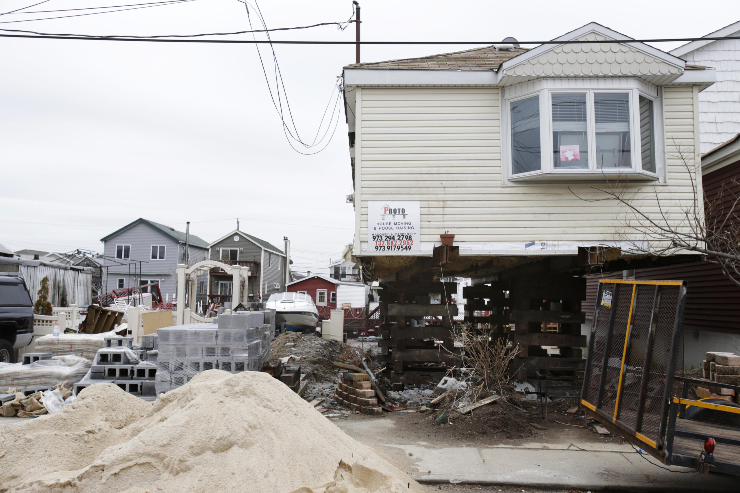 Lawmakers push to delay huge flood insurance hikes