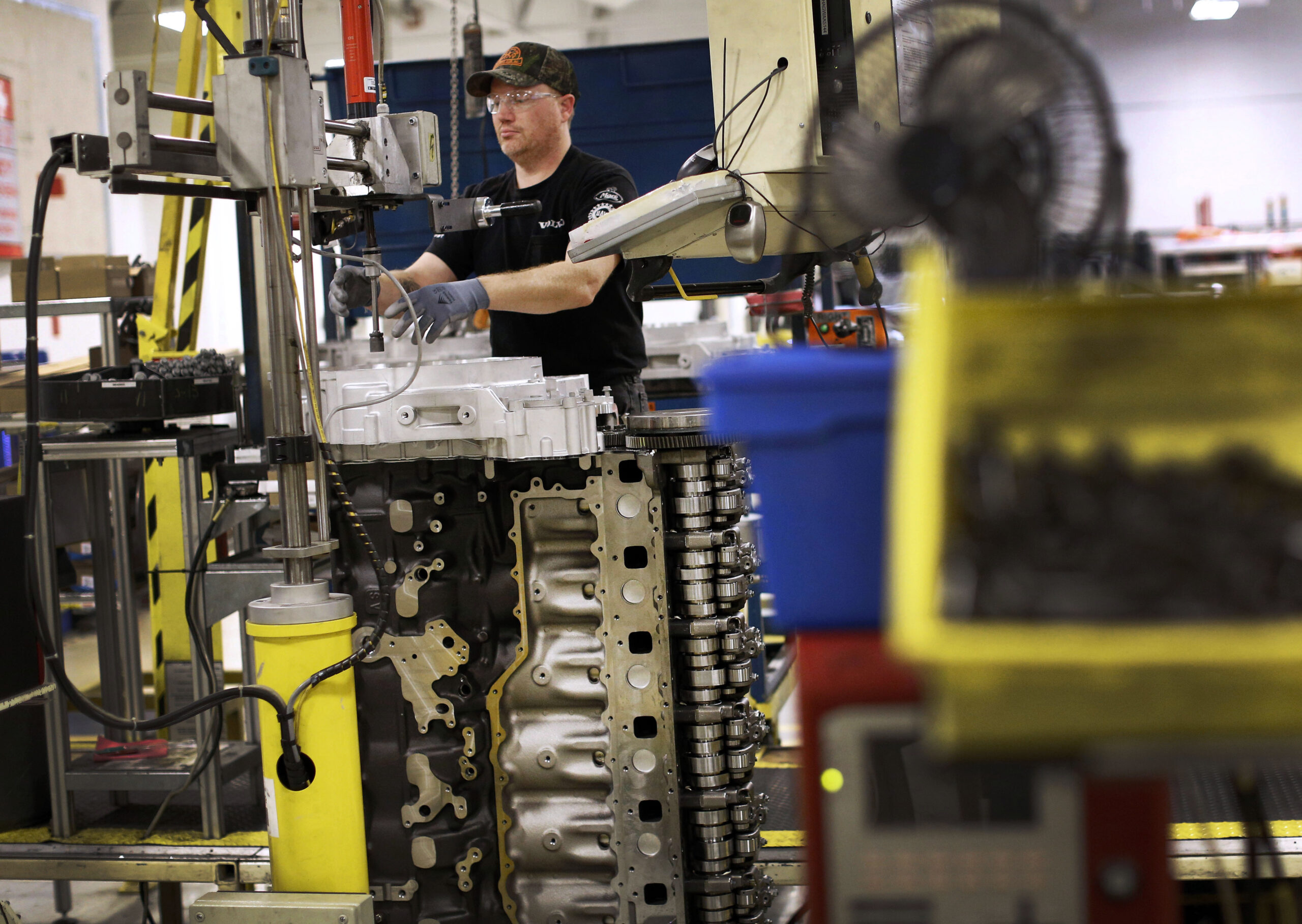 US factory output rebounded in May after April dip