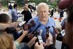 Illinois governor hopefuls launch new accusations