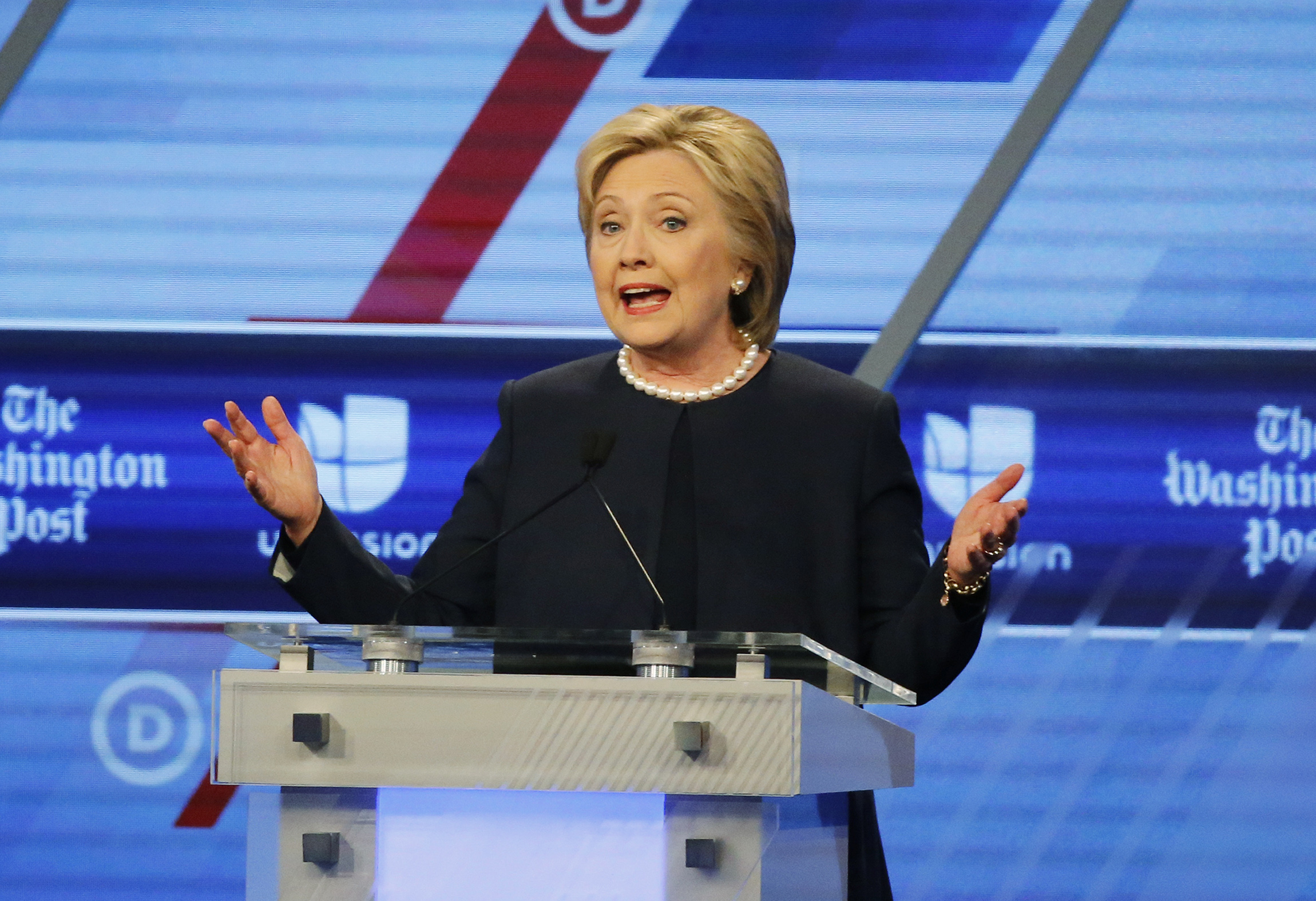 Clinton bashes Sanders over past Fidel Castro praise