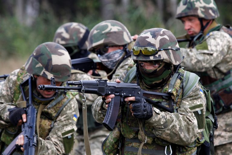 Ukrainian soldiers take part in an exercise at a military training centre outside Zhytomyr, some 150 km (94 miles) west of Kiev, Ukraine, Thursday, Sept. 11, 2014. (AP Photo/Sergei Chuzavkov)