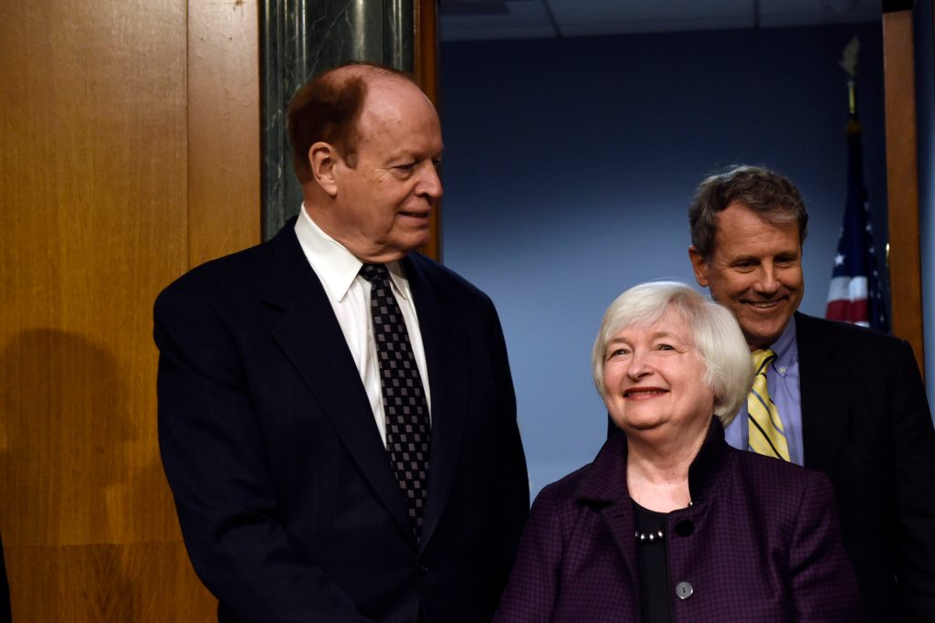 Top Senate lawmaker moves toward Fed reforms