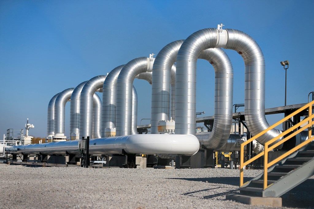 Trump officially approves Keystone XL pipeline